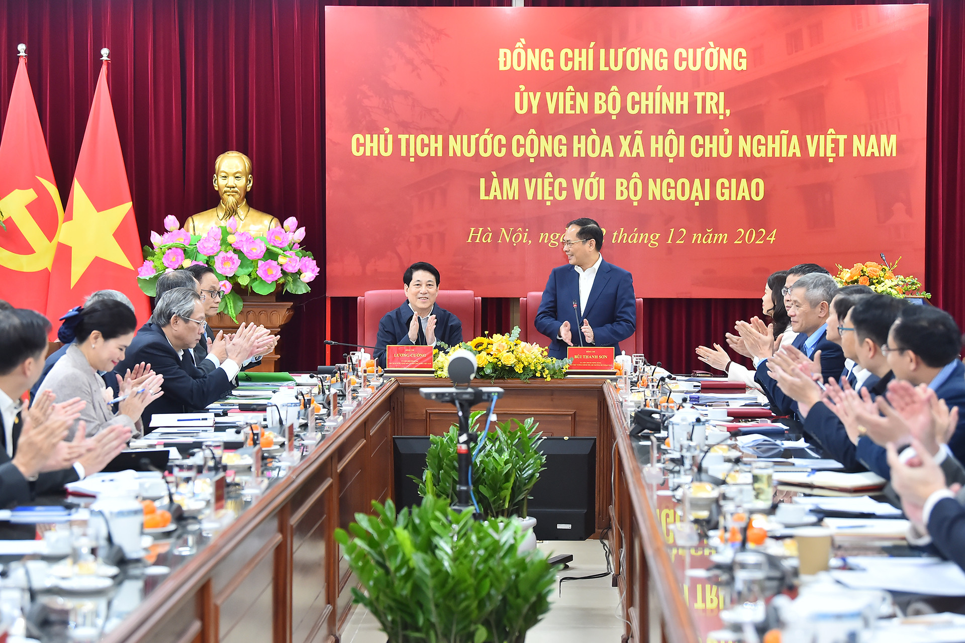 Quang cảnh buổi làm việc của Chủ tịch nước Lương Cường với Bộ Ngoại giao.