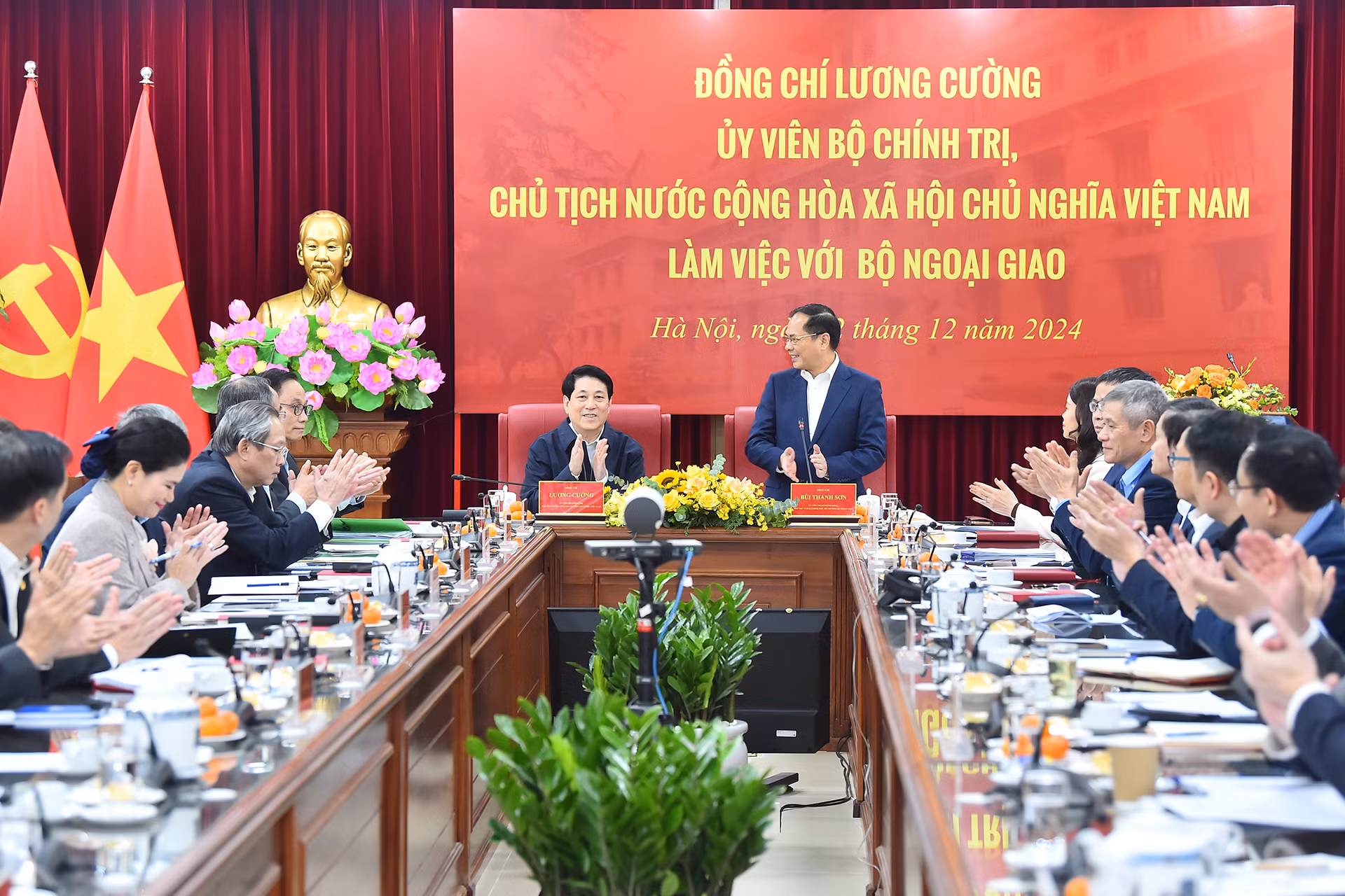 Quang cảnh buổi làm việc của Chủ tịch nước Lương Cường với Bộ Ngoại giao.