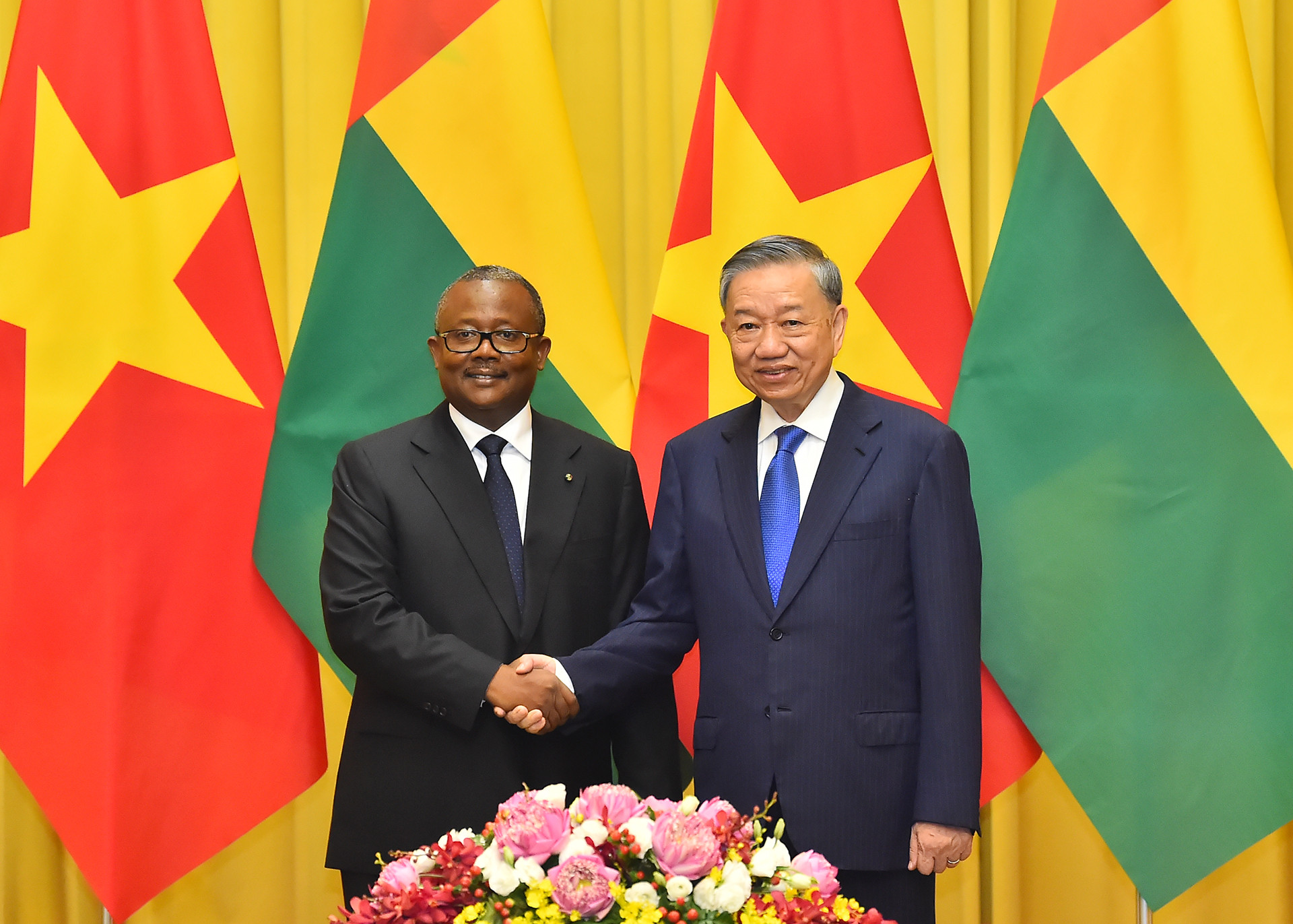 Tổng Bí thư, Chủ tịch nước Tô Lâm và Tổng thống Cộng hòa Guinea-Bissau Umaro Sissoco Embaló tại hội đàm.