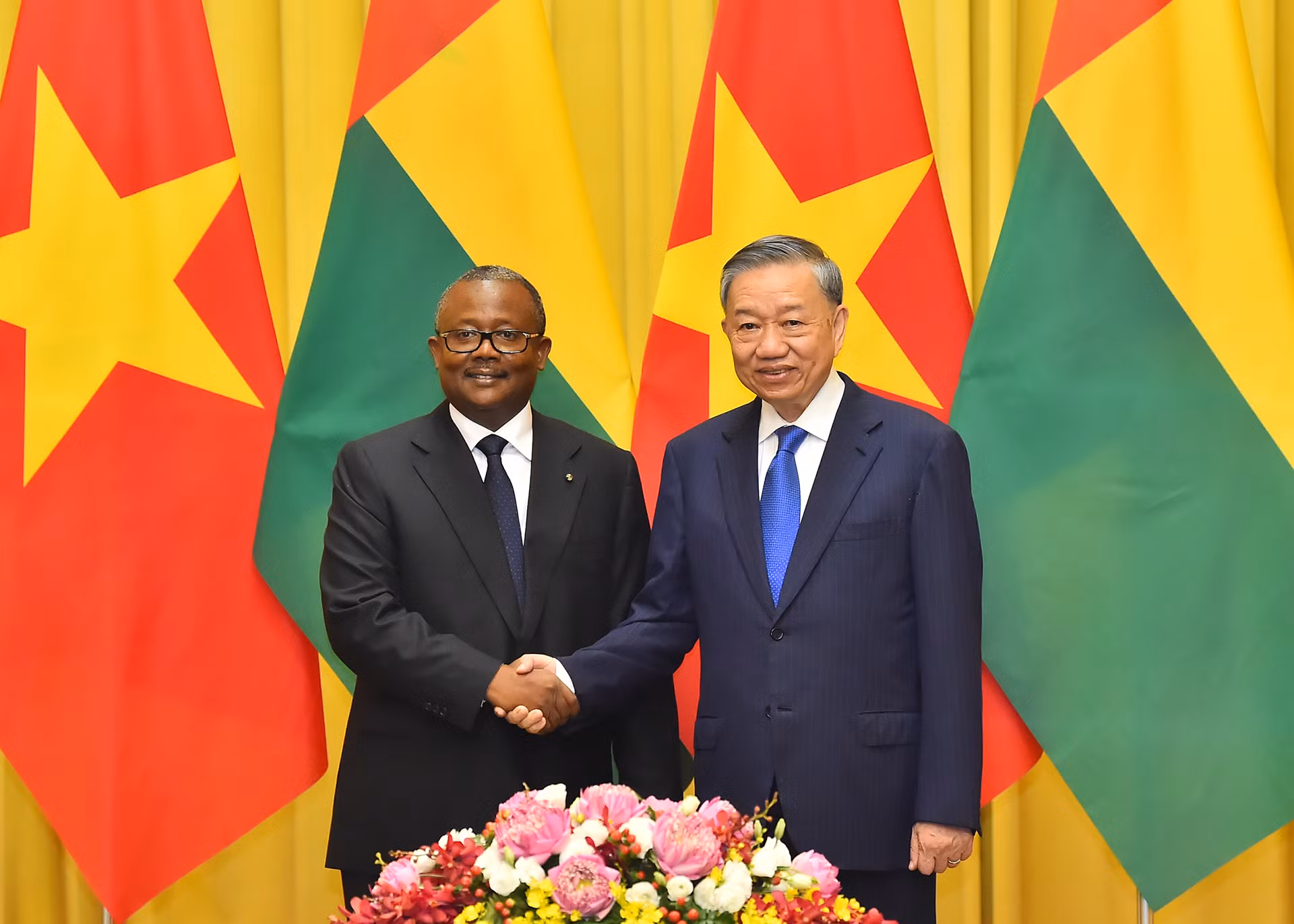 Tổng Bí thư, Chủ tịch nước Tô Lâm và Tổng thống Cộng hòa Guinea-Bissau Umaro Sissoco Embaló tại hội đàm.