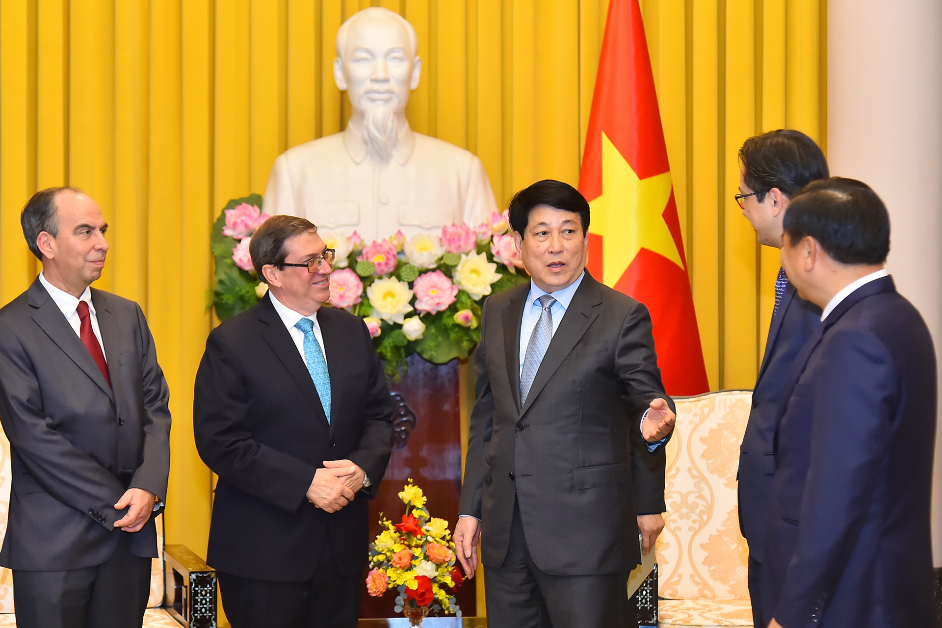 Chủ tịch nước Lương Cường, Bộ trưởng Ngoại giao Cuba Bruno Rodríguez Parrilla trao đổi với các đại biểu bên lề buổi tiếp.