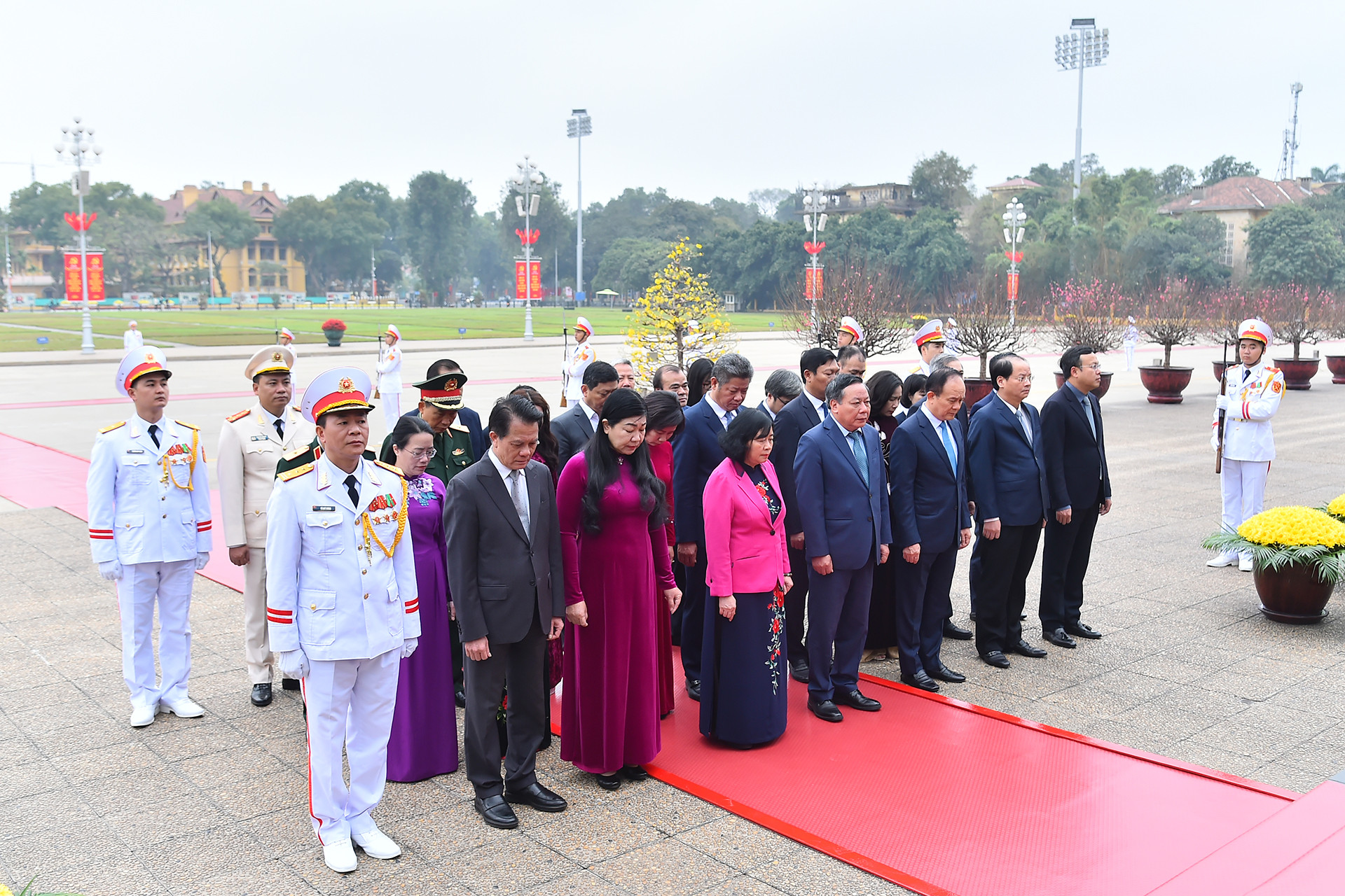 Đoàn đại biểu Thành ủy, Hội đồng nhân dân, Ủy ban nhân dân, Ủy ban Mặt trận Tổ quốc thành phố Hà Nội thành kính tưởng nhớ Chủ tịch Hồ Chí Minh.