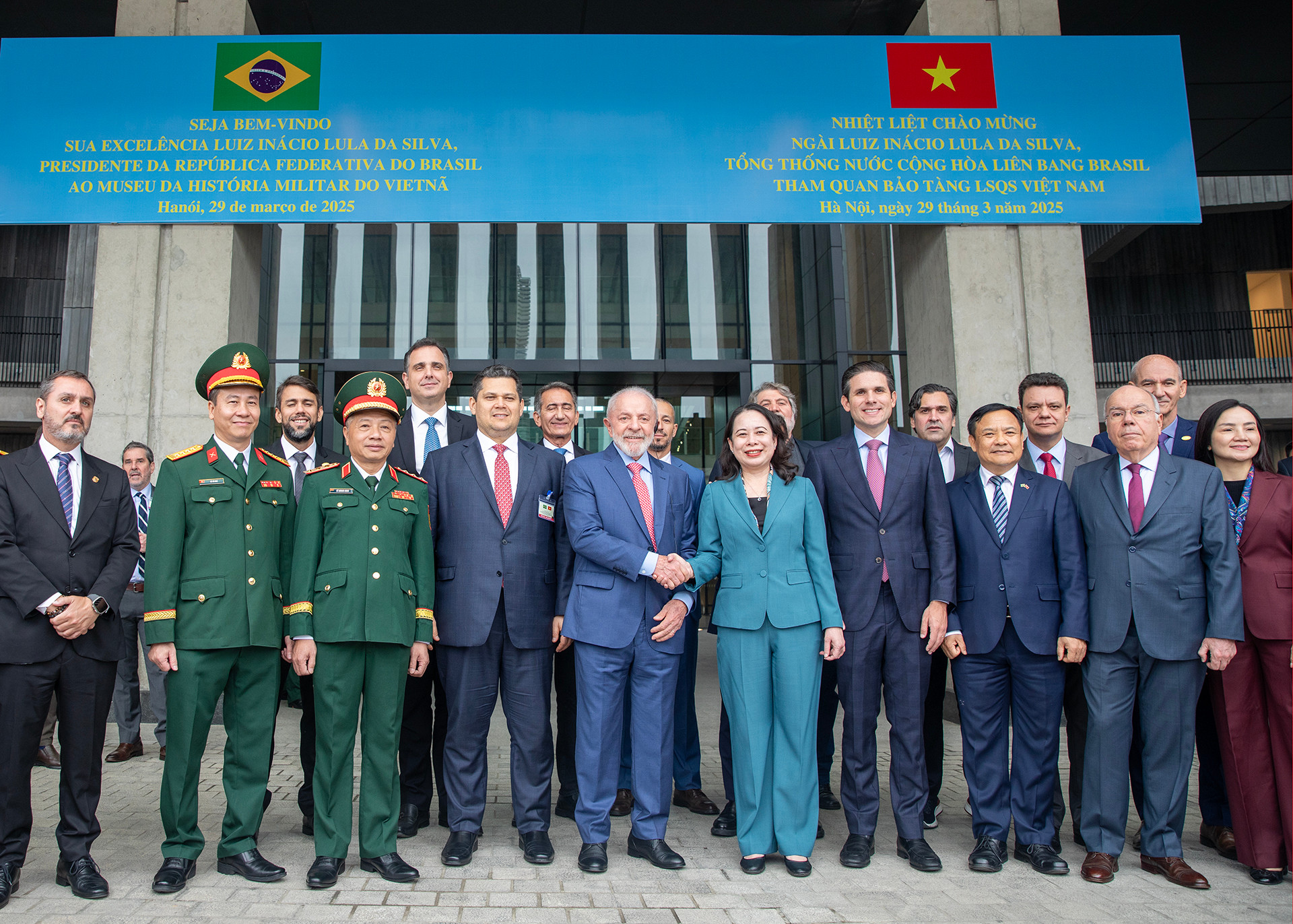 Phó Chủ tịch nước Võ Thị Ánh Xuân và Tổng thống Brazil Luiz Inacio Lula da Silva cùng các đại biểu tại Bảo tàng Lịch sử Quân sự Việt Nam. Phó Chủ tịch nước Võ Thị Ánh Xuân và Tổng thống Brazil Luiz Inacio Lula da Silva cùng các đại biểu tại Bảo tàng Lịch sử Quân sự Việt Nam.