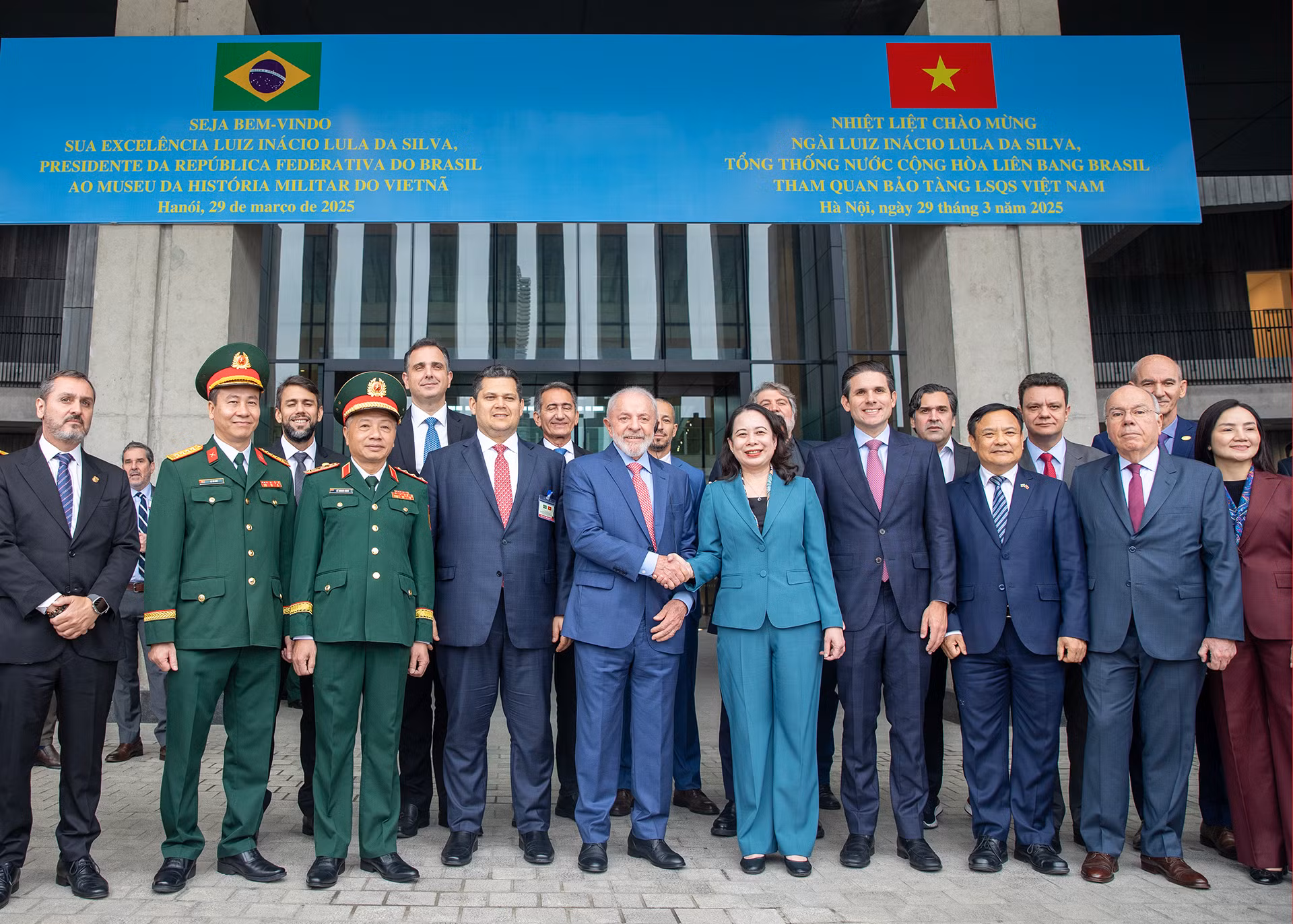 Phó Chủ tịch nước Võ Thị Ánh Xuân và Tổng thống Brazil Luiz Inacio Lula da Silva cùng các đại biểu tại Bảo tàng Lịch sử Quân sự Việt Nam.