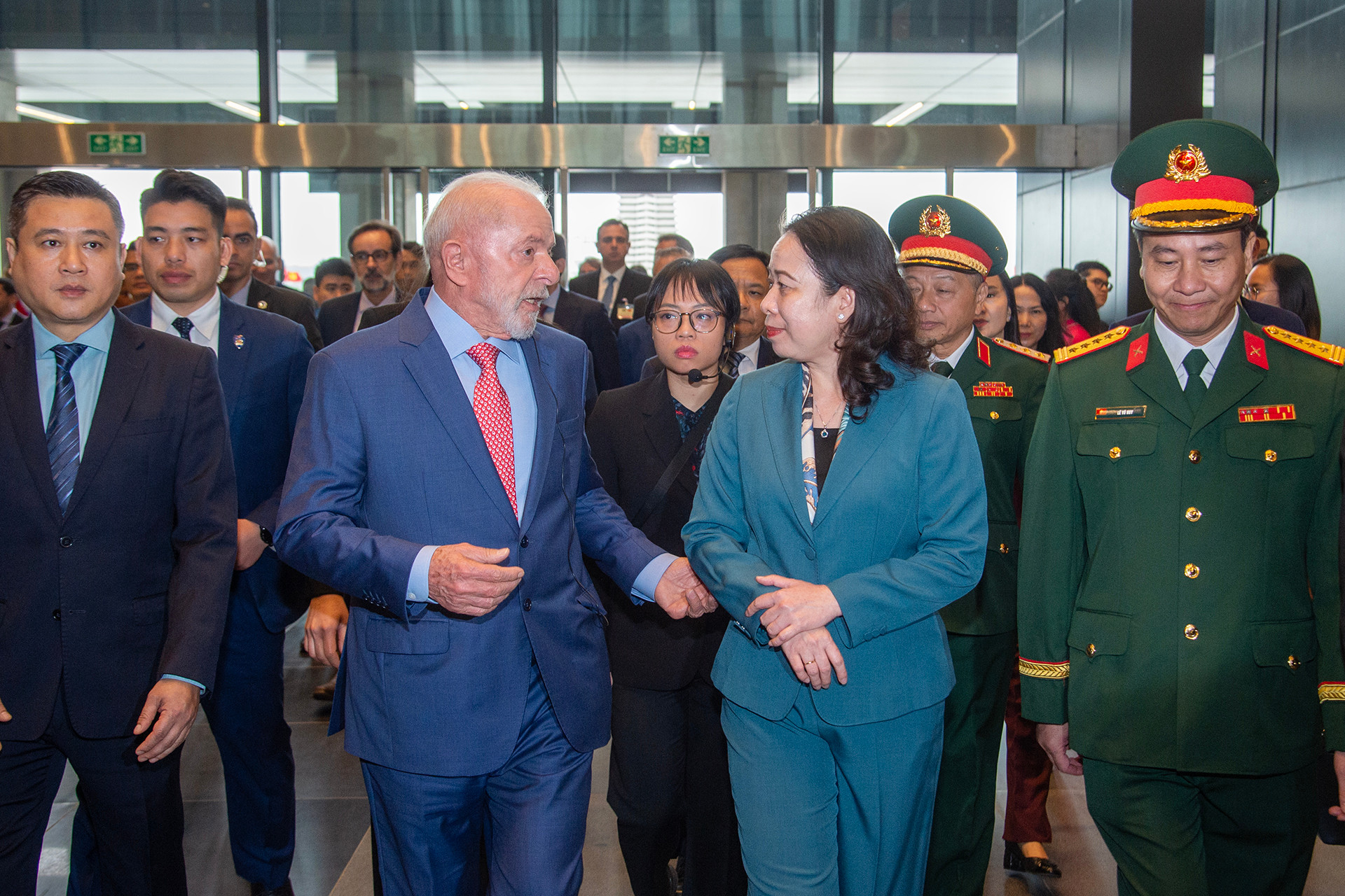 Phó Chủ tịch nước Võ Thị Ánh Xuân và Tổng thống Brazil Luiz Inacio Lula da Silva tới tham quan Bảo tàng Lịch sử Quân sự Việt Nam. Phó Chủ tịch nước Võ Thị Ánh Xuân và Tổng thống Brazil Luiz Inacio Lula da Silva tới tham quan Bảo tàng Lịch sử Quân sự Việt Nam.