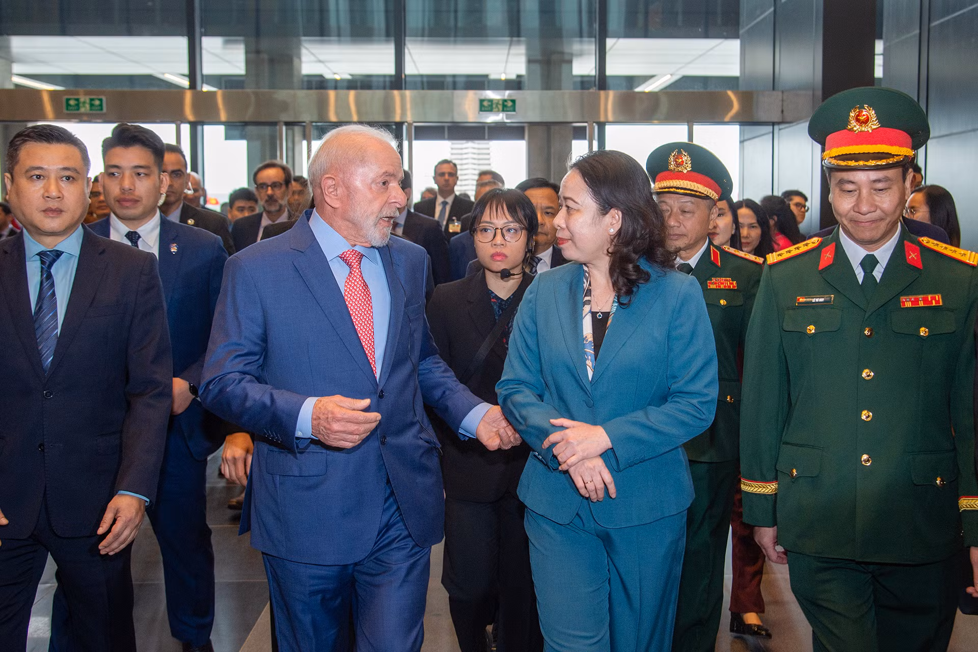 Phó Chủ tịch nước Võ Thị Ánh Xuân và Tổng thống Brazil Luiz Inacio Lula da Silva tới tham quan Bảo tàng Lịch sử Quân sự Việt Nam.