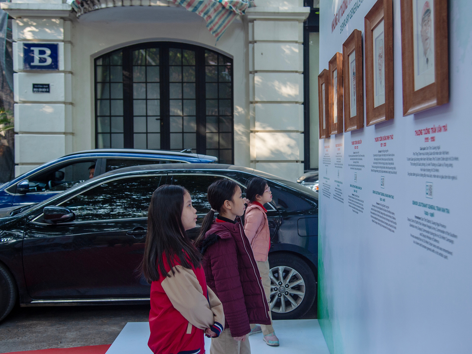 Các em học sinh lớp 3B tìm hiểu về 20 vị tướng tài danh của Quân đội nhân dân Việt Nam do họa sĩ Đỗ Hoàng Tường thực hiện bằng kỹ thuật màu nước trên chất liệu giấy bản tại triển lãm. Các em học sinh lớp 3B tìm hiểu về 20 vị tướng tài danh của Quân đội nhân dân Việt Nam do họa sĩ Đỗ Hoàng Tường thực hiện bằng kỹ thuật màu nước trên chất liệu giấy bản tại triển lãm.