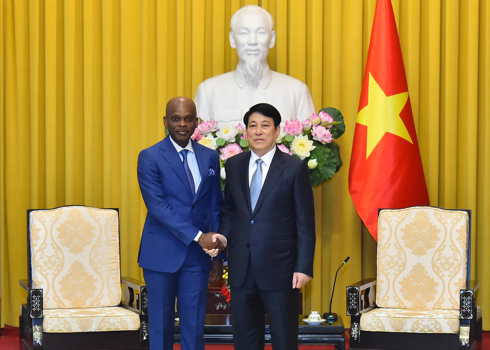 Chủ tịch nước Lương Cường đón Bộ trưởng Ngoại giao Togo Robert Dussey tại buổi tiếp.