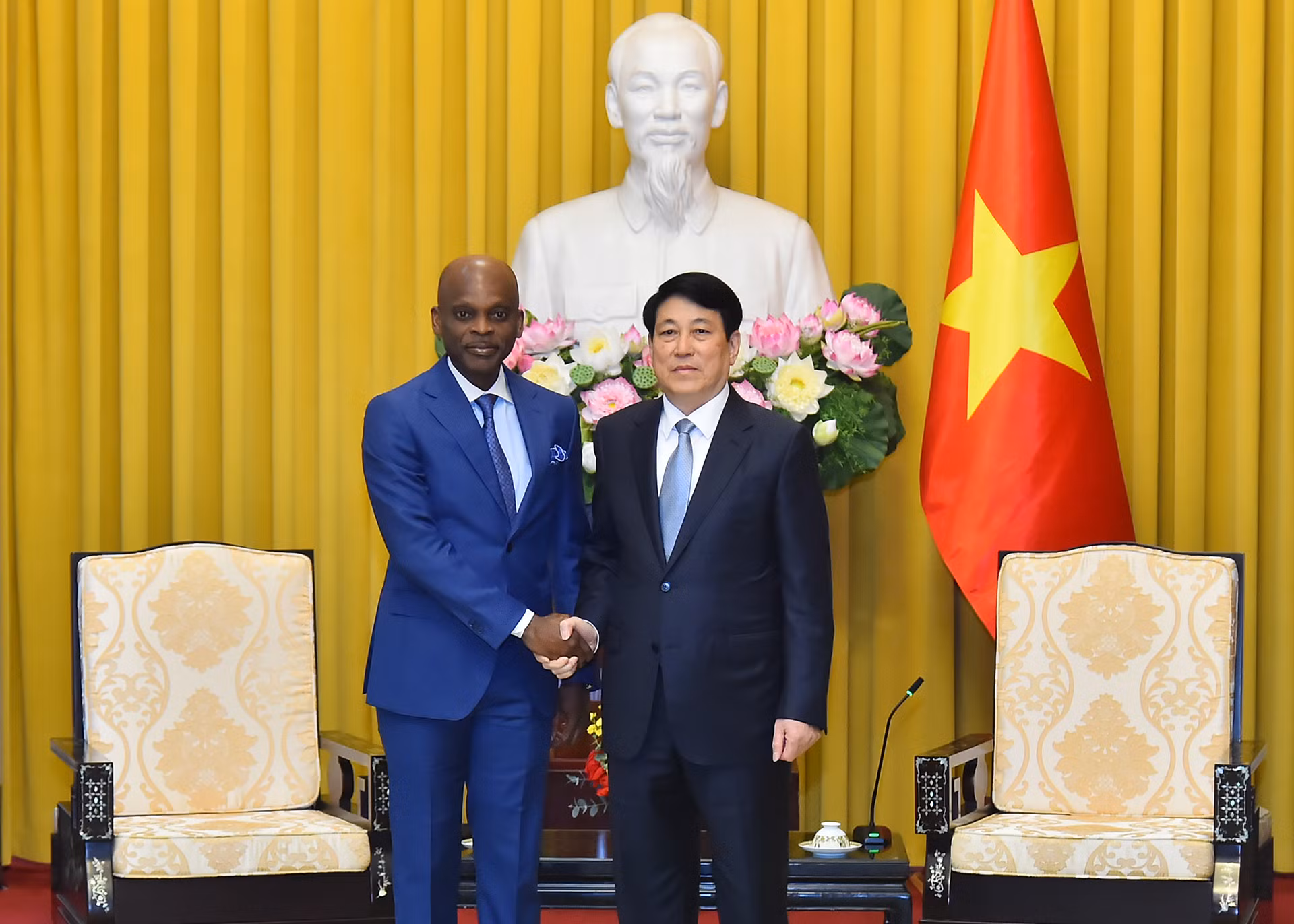 Chủ tịch nước Lương Cường đón Bộ trưởng Ngoại giao Togo Robert Dussey tại buổi tiếp.