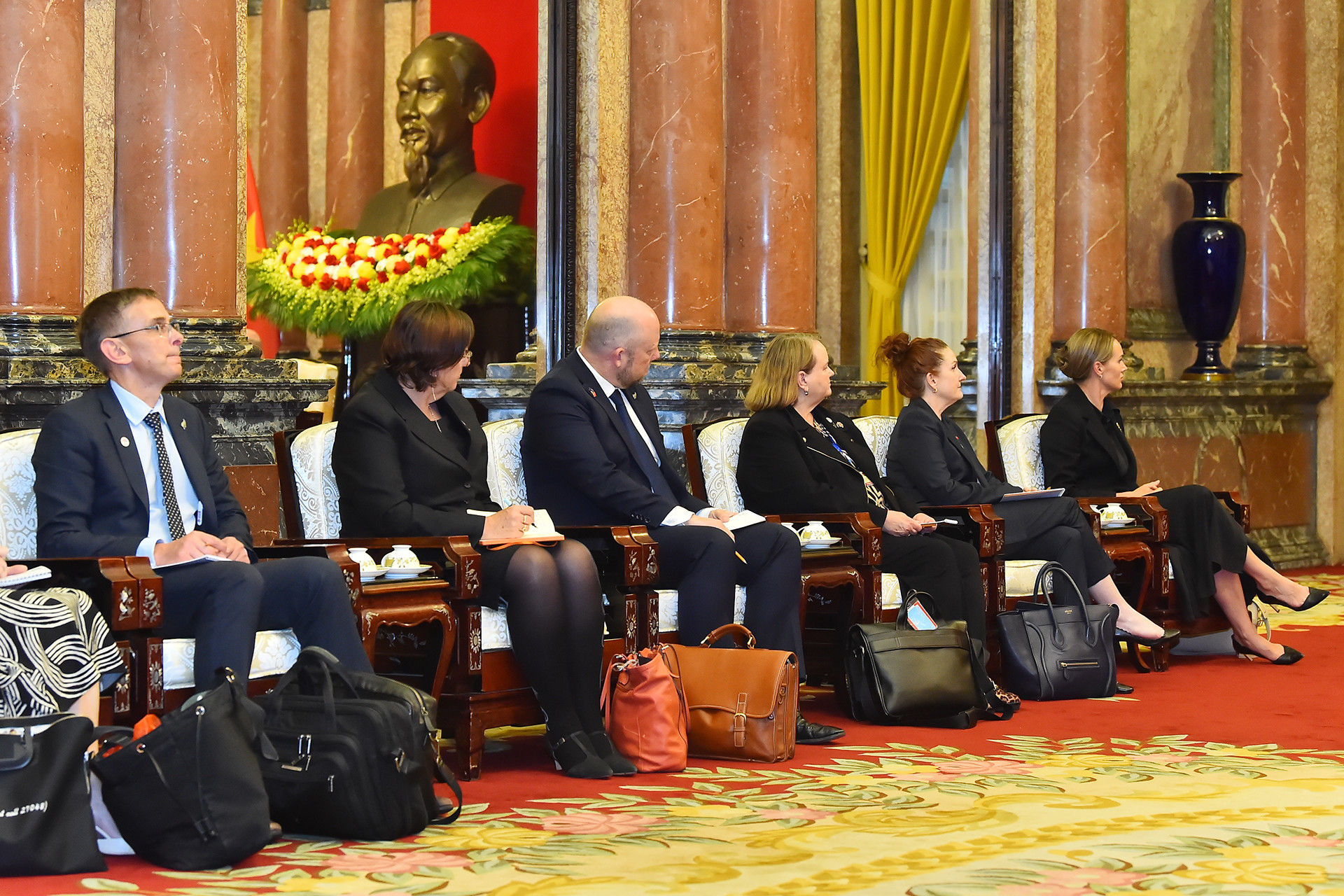 Các thành viên tháp tùng Thủ tướng New Zealand Christopher Luxon tham dự buổi tiếp.