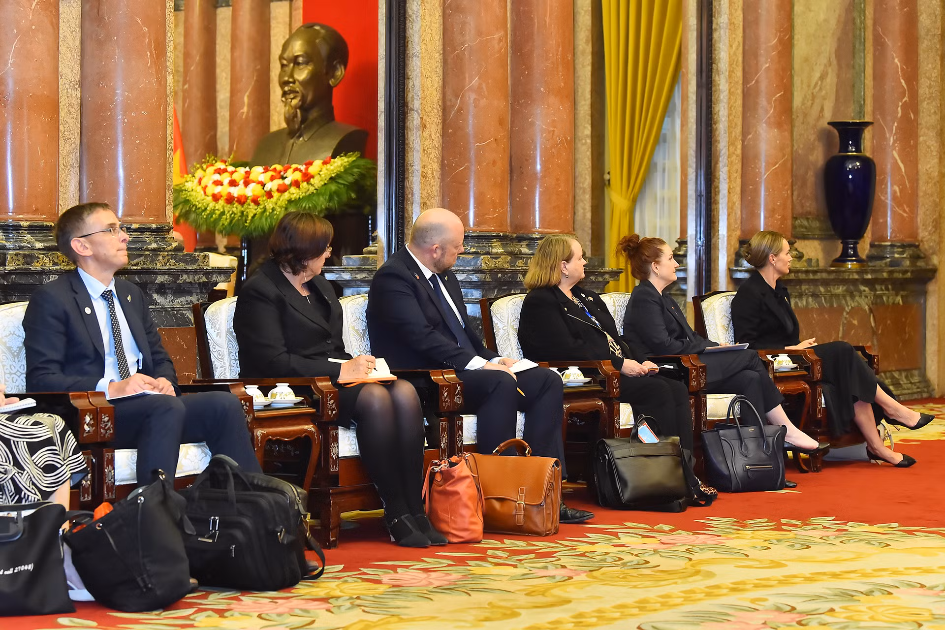 Các thành viên tháp tùng Thủ tướng New Zealand Christopher Luxon tham dự buổi tiếp. Các thành viên tháp tùng Thủ tướng New Zealand Christopher Luxon tham dự buổi tiếp.