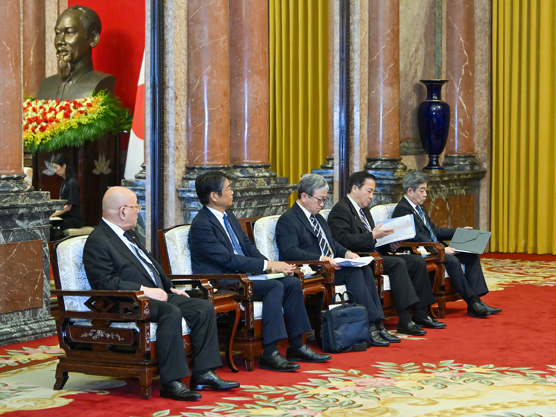 Các đại biểu tháp tùng Thủ tướng Nhật Bản Ishiba Shigeru tham dự buổi tiếp.