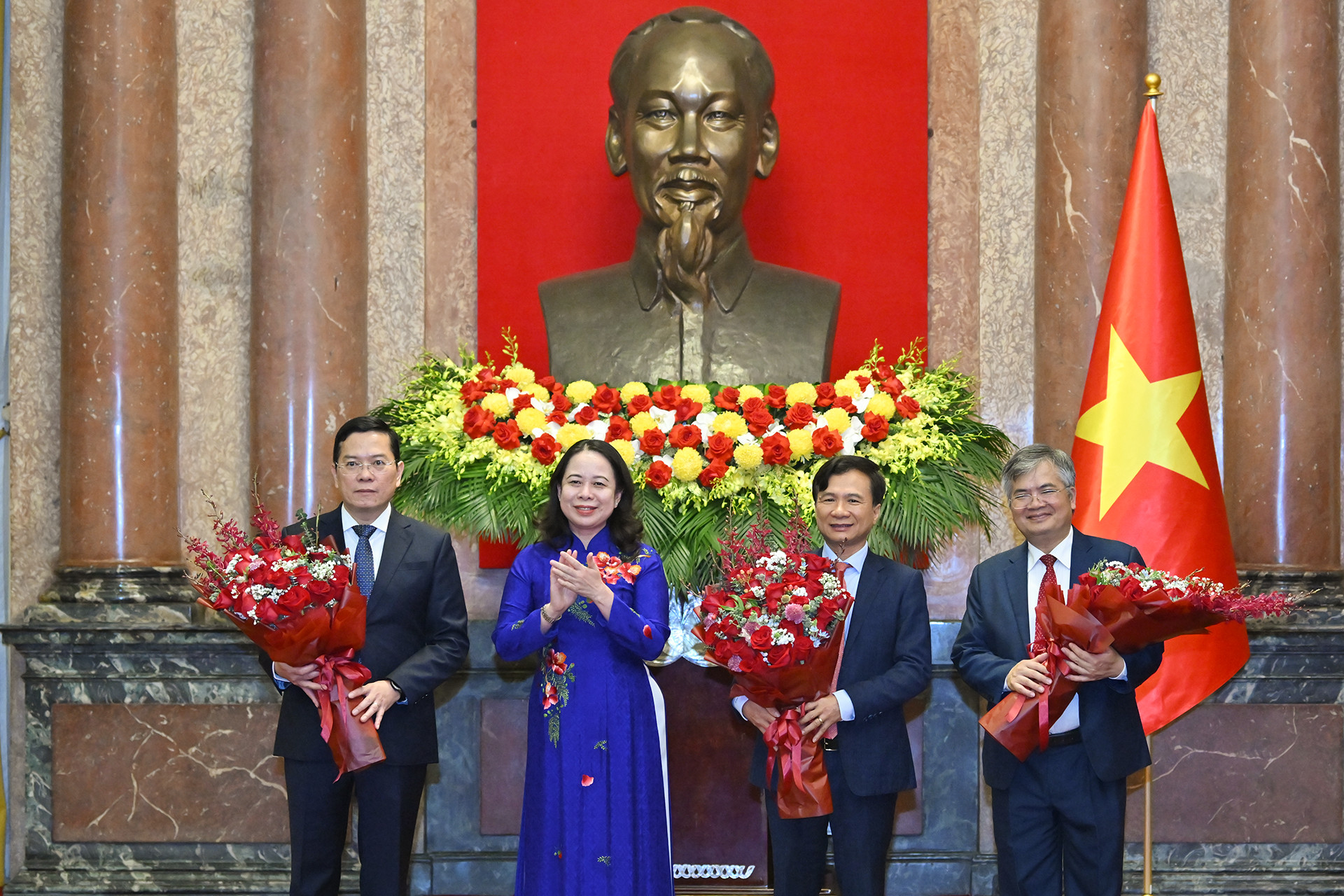 Phó Chủ tịch nước Võ Thị Ánh Xuân trao hoa chúc mừng các tân Phó Chủ nhiệm Văn phòng Chủ tịch nước.