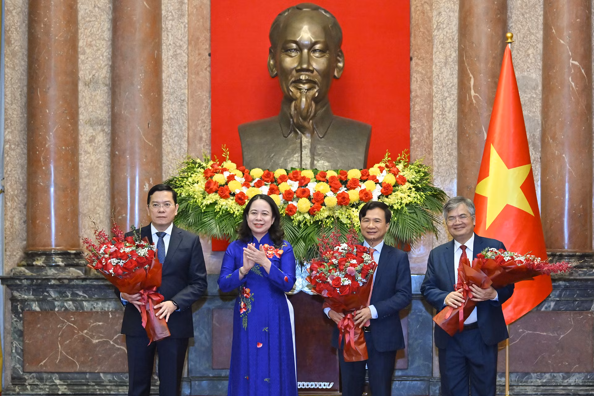 Phó Chủ tịch nước Võ Thị Ánh Xuân trao hoa chúc mừng các tân Phó Chủ nhiệm Văn phòng Chủ tịch nước.