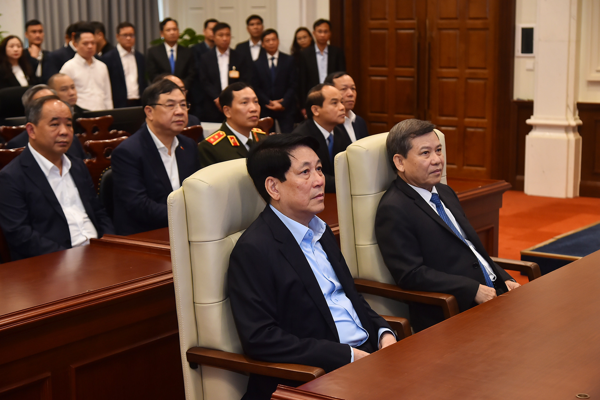 Chủ tịch nước Lương Cường cùng các đại biểu nghe giới thiệu về Trung tâm Giám sát và Điều hành hoạt động Tòa án nhân dân tối cao.