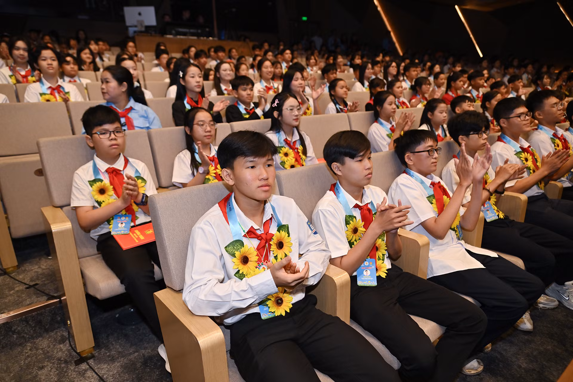 Các bạn đội viên, thiếu nhi tiêu biểu trong cả nước tham dự Lễ tuyên dương.