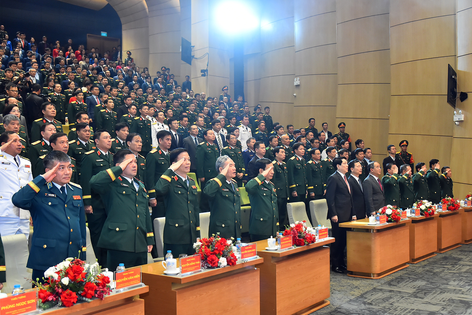 Chủ tịch nước Lương Cường cùng các đại biểu thực hiện nghi thức chào cờ.