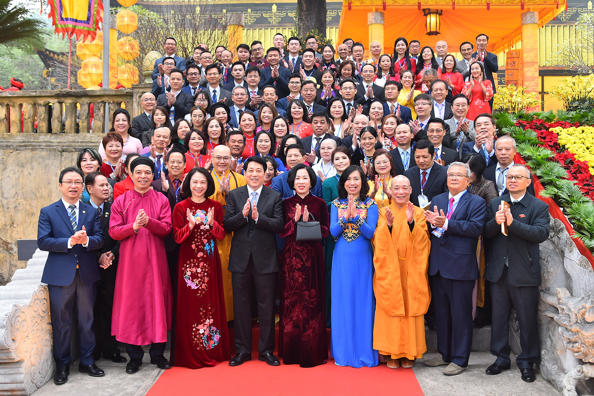 Chủ tịch nước Lương Cường và Phu nhân cùng các đại biểu kiều bào tại Điện Kính Thiên.