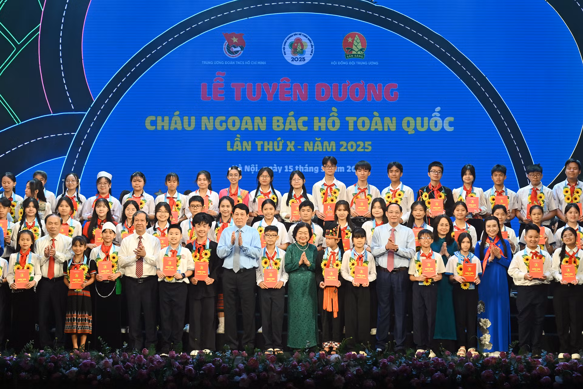 Chủ tịch nước Lương Cường cùng các đại biểu trao biểu trưng ảnh Bác Hồ và học bổng tặng các bạn đội viên, thiếu nhi có thành tích xuất sắc trong cả nước tại Lễ tuyên dương.