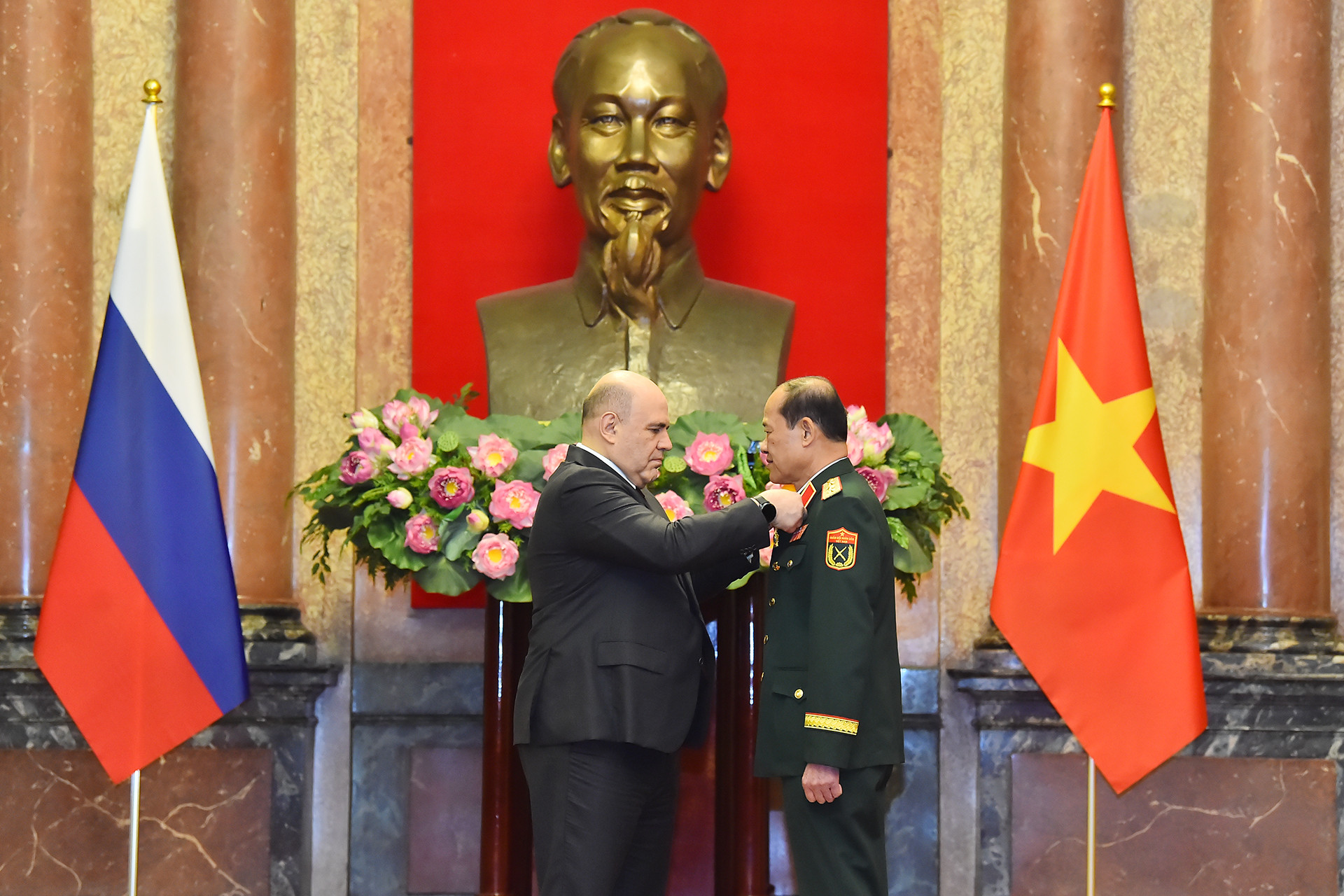 Thủ tướng Nga Mikhail Vladimirovich Mishustin trao Huân chương Hữu nghị của Nhà nước Liên bang Nga tặng Thượng tướng Bế Xuân Trường, nguyên Ủy viên Trung ương Đảng, nguyên Thứ trưởng Quốc phòng, Chủ tịch Hội Cựu chiến binh Việt Nam.