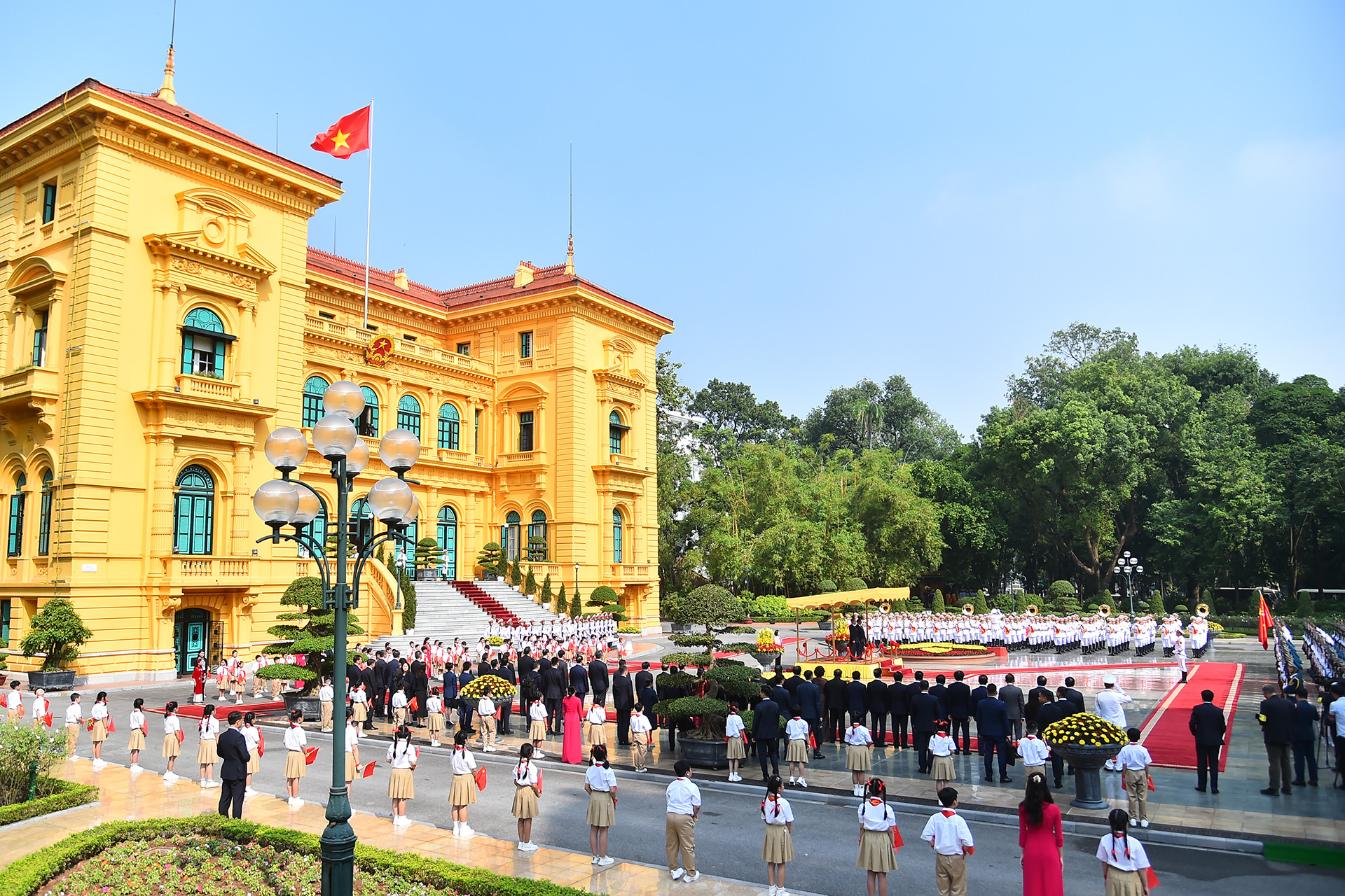 Quang cảnh lễ đón Thủ tướng Trung Quốc Lý Cường cùng Đoàn đại biểu cấp cao tháp tùng tại Phủ Chủ tịch.