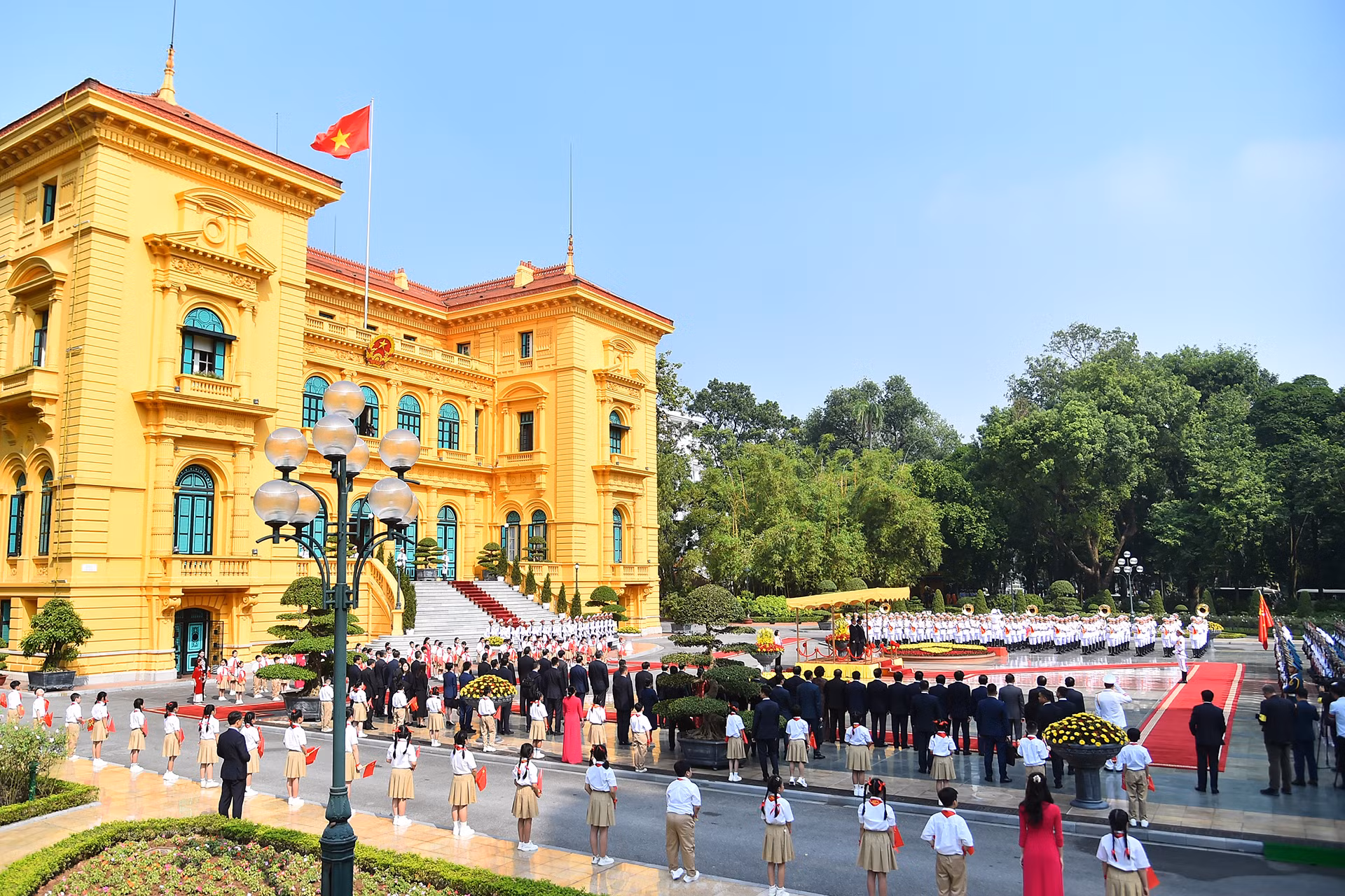 Quang cảnh lễ đón Thủ tướng Trung Quốc Lý Cường cùng Đoàn đại biểu cấp cao tháp tùng tại Phủ Chủ tịch.