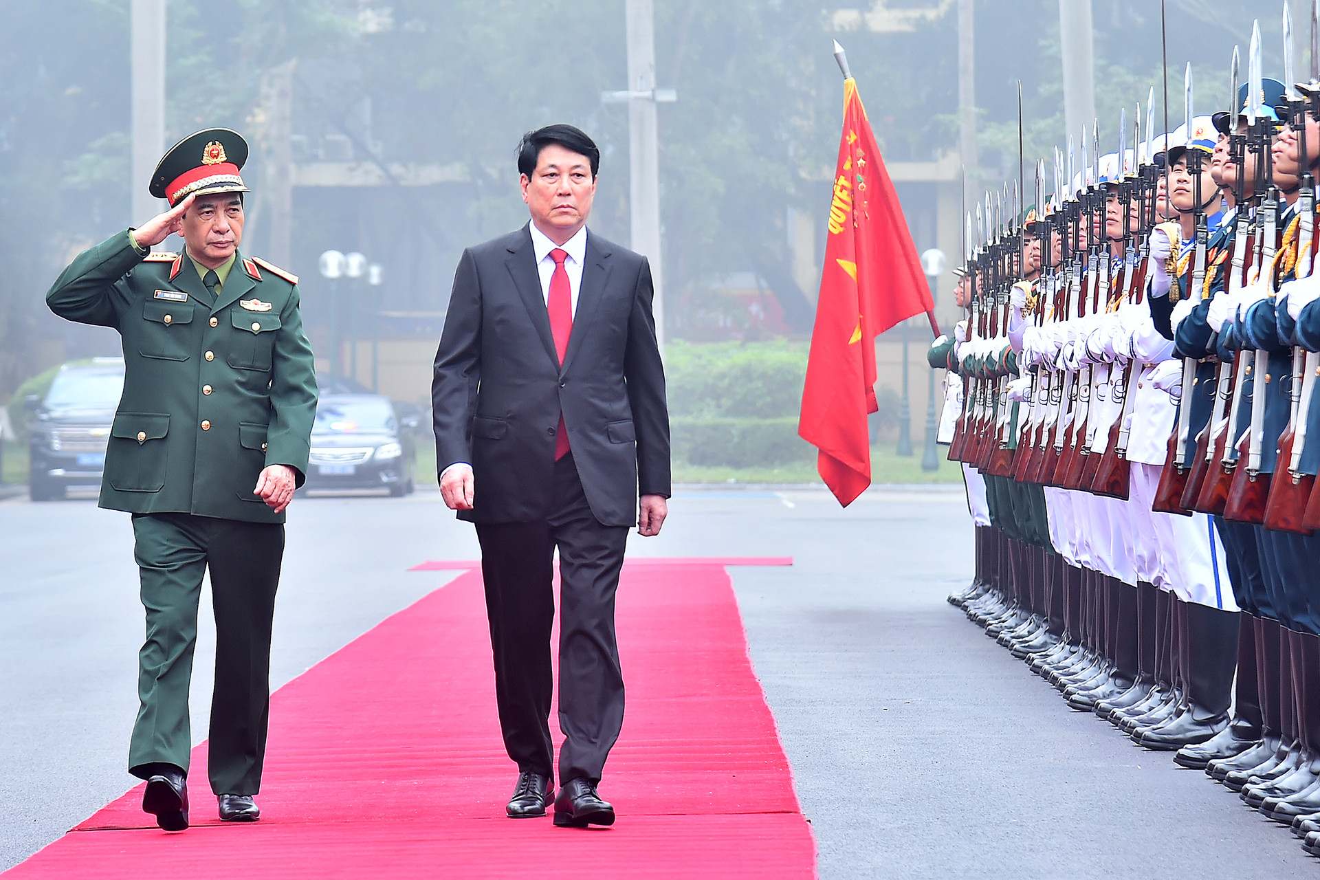 Chủ tịch nước Lương Cường duyệt đội Danh dự tại buổi làm việc.