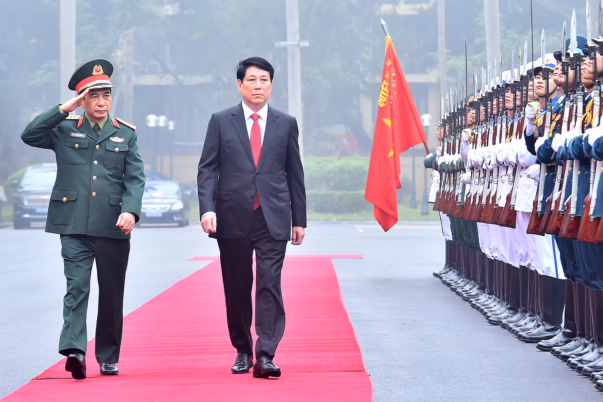 Chủ tịch nước Lương Cường duyệt đội Danh dự tại buổi làm việc.