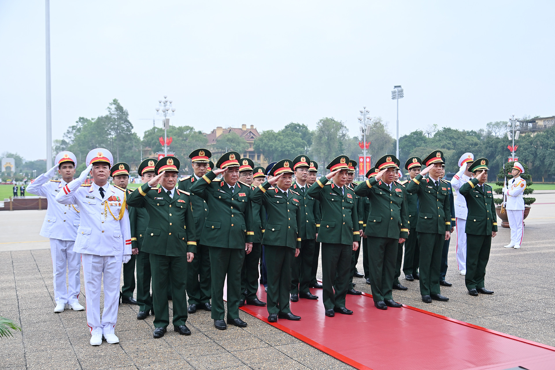Đoàn đại biểu Quân ủy Trung ương - Bộ Quốc phòng thành kính tưởng nhớ Chủ tịch Hồ Chí Minh.