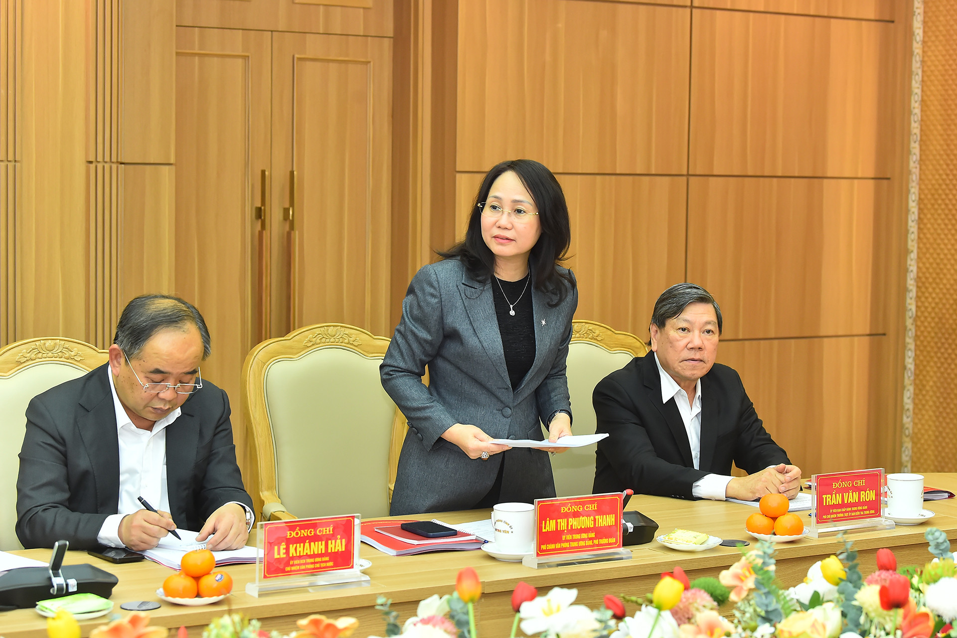 Phó Chánh Văn phòng Thường trực Văn phòng Trung ương Đảng Lâm Thị Phương Thanh trình bày Dự thảo Báo cáo kết quả kiểm tra đối với Ban Thường vụ Tỉnh ủy Hưng Yên.