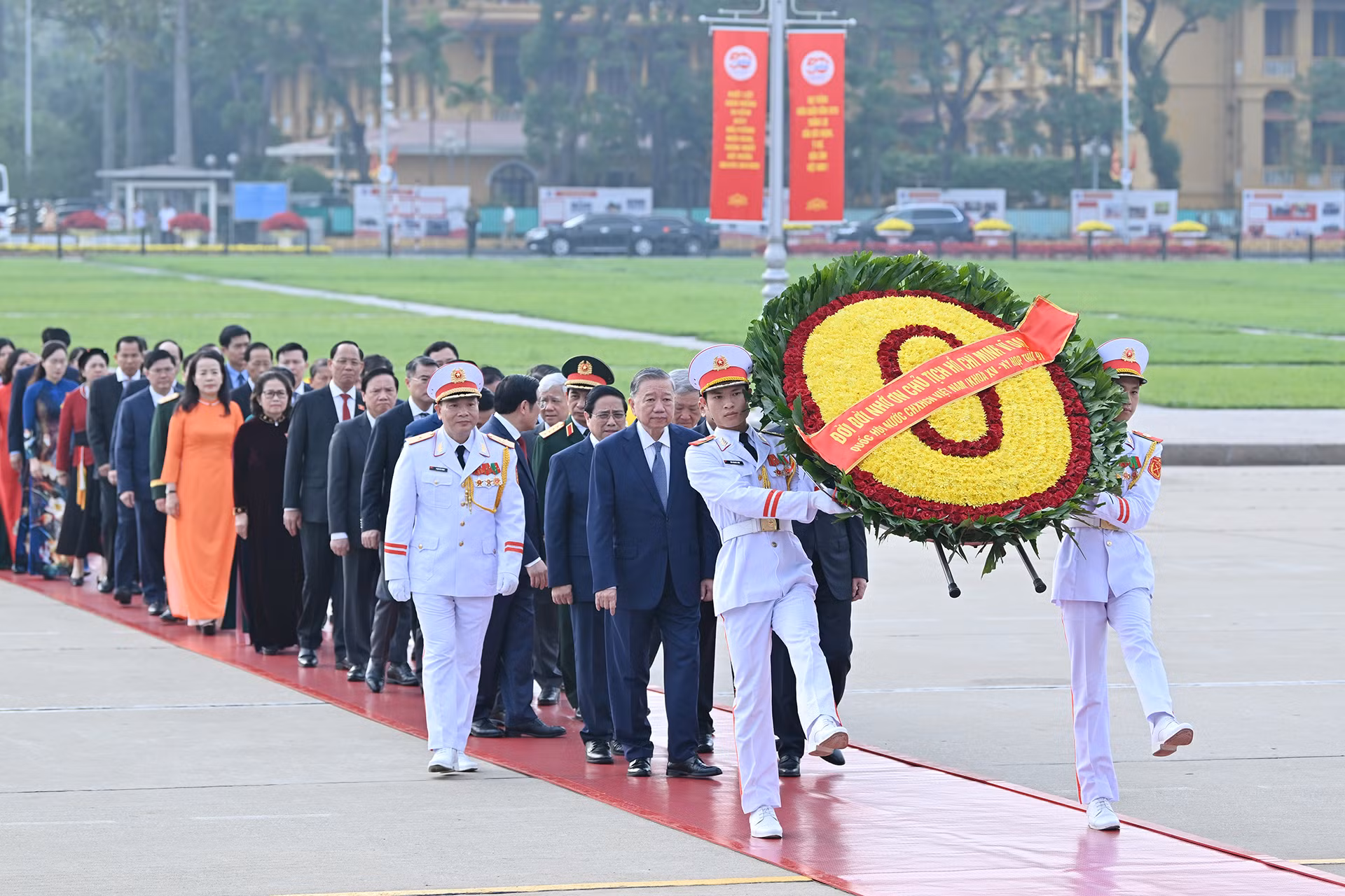 [Ảnh] Các đại biểu Quốc hội vào Lăng viếng Chủ tịch Hồ Chí Minh ảnh 2