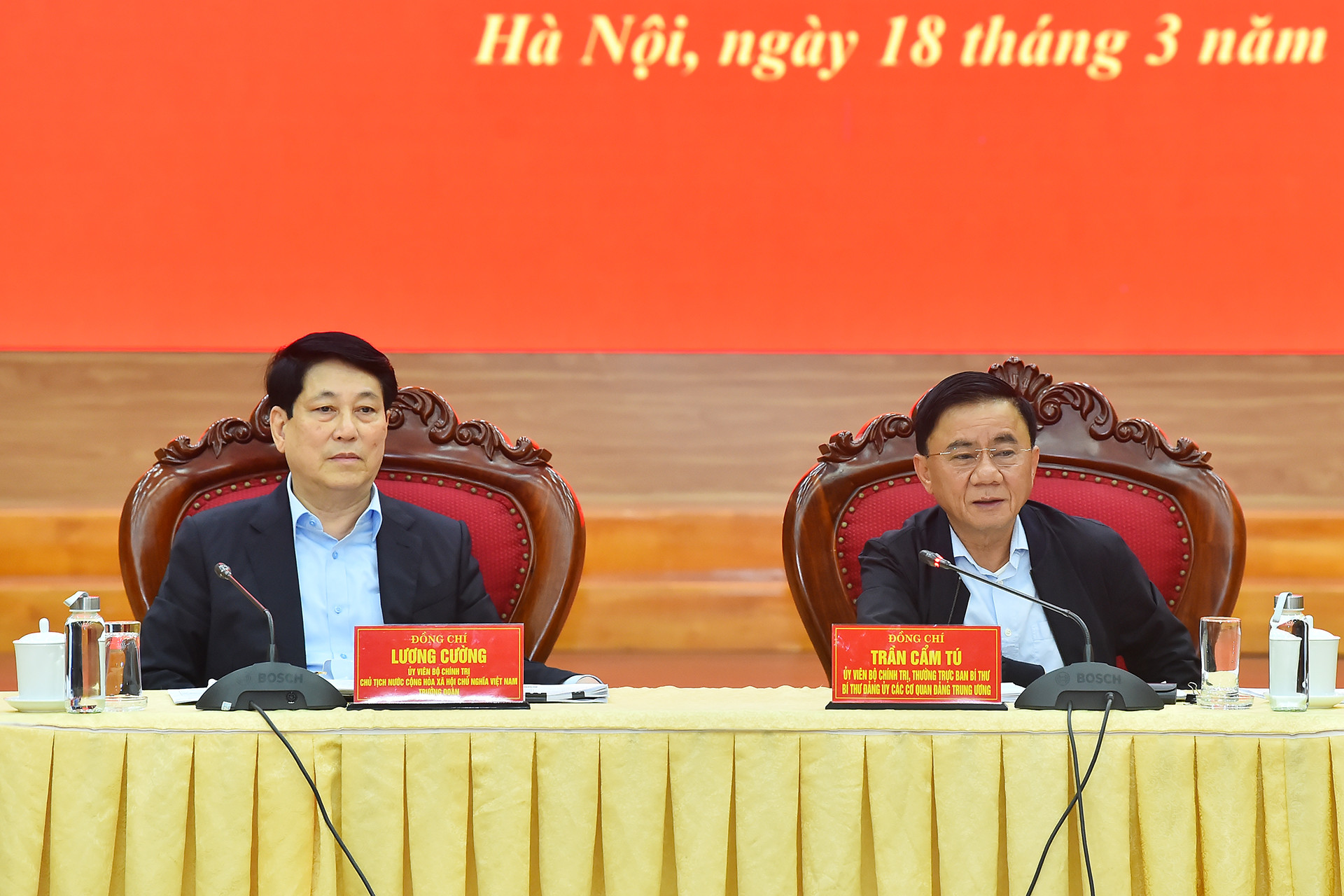 Chủ tịch nước Lương Cường và Thường trực Ban Bí thư Trần Cẩm Tú chủ trì hội nghị.