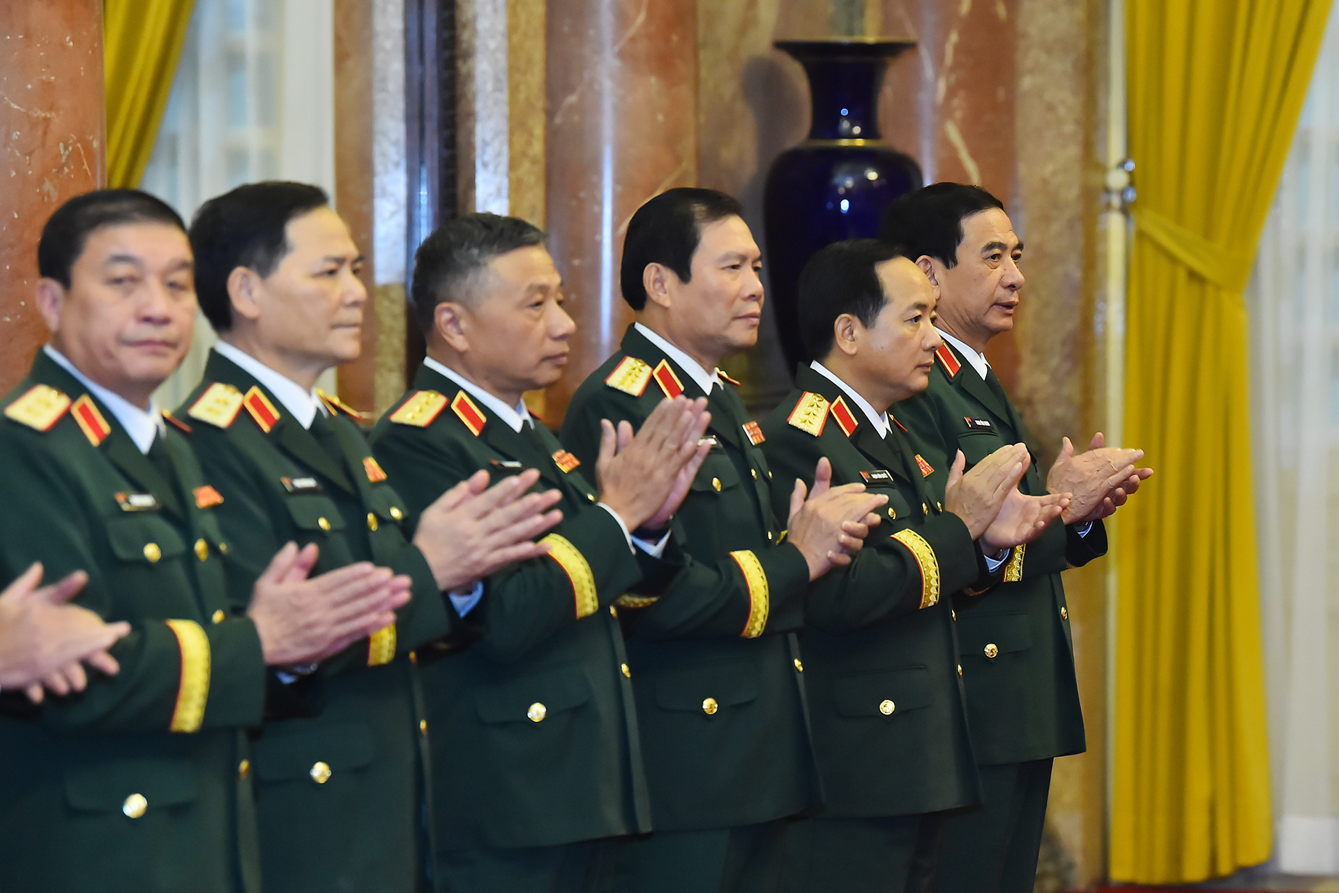 Bộ trưởng Quốc phòng Phan Văn Giang cùng các đồng chí lãnh đạo Bộ Quốc phòng tham dự buổi lễ.