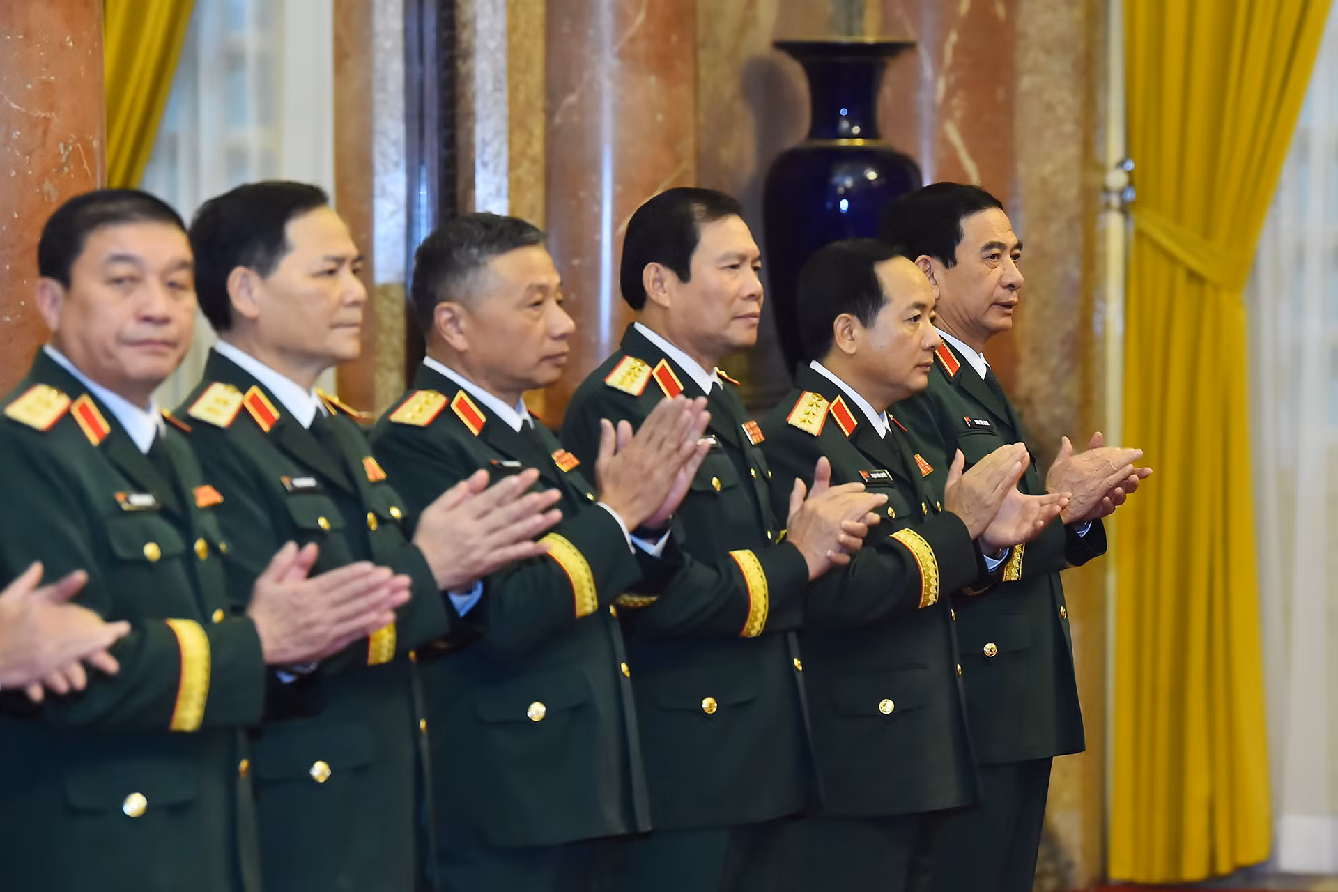 Bộ trưởng Quốc phòng Phan Văn Giang cùng các đồng chí lãnh đạo Bộ Quốc phòng tham dự buổi lễ.