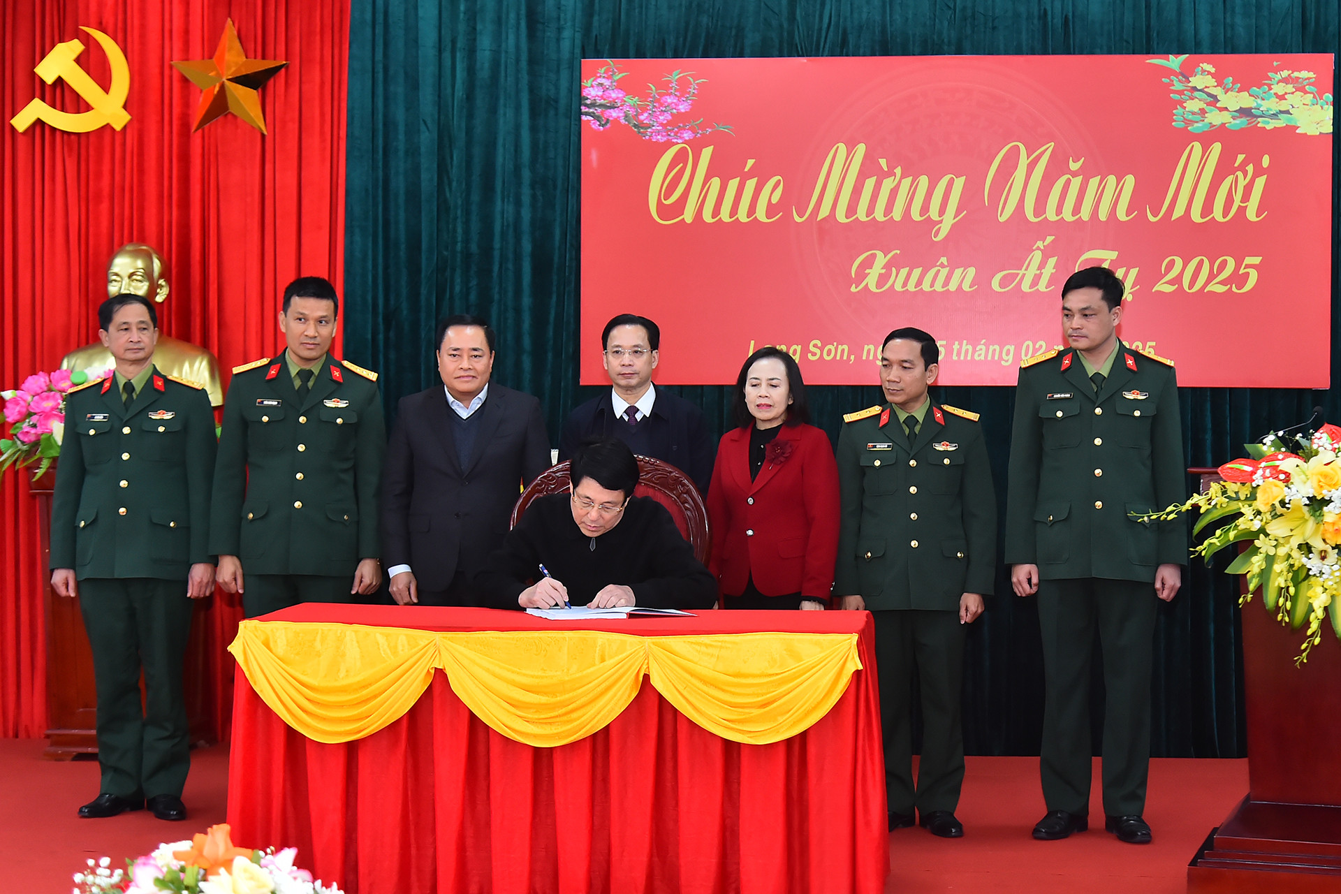 Chủ tịch nước Lương Cường ghi sổ vàng lưu bút tại buổi làm việc với Tiểu đoàn 1, Trung đoàn 123, Bộ Chỉ huy Quân sự tỉnh Lạng Sơn. (Ảnh: Thủy Nguyên)