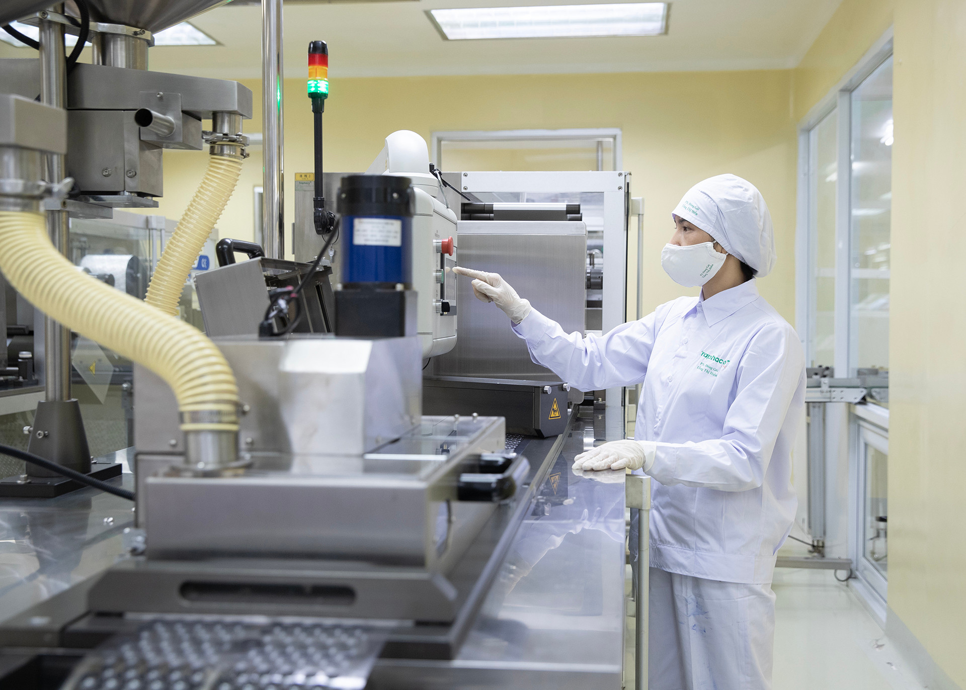 Traphaco đầu tư nghiên cứu và phát triển các sản phẩm dược liệu từ nguồn gốc thiên nhiên và áp dụng công nghệ sản xuất hiện đại, thân thiện với môi trường. Hệ thống quản lý môi trường theo tiêu chuẩn ISO 14001 đã giúp Traphaco kiểm soát và giảm thiểu các tác động tiêu cực đến môi trường từ hoạt động sản xuất.