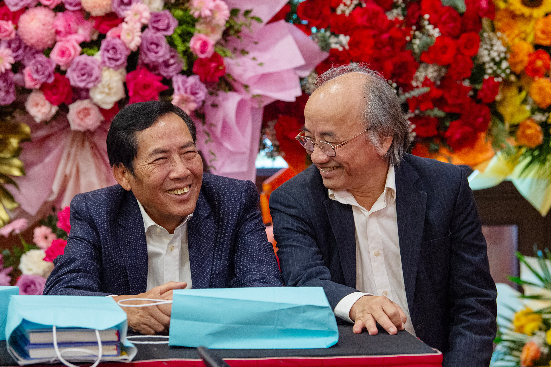 Nhà thơ Thuận Hữu và nhà văn Phan Đức Nhạn tại lễ ra mắt hai cuốn sách.