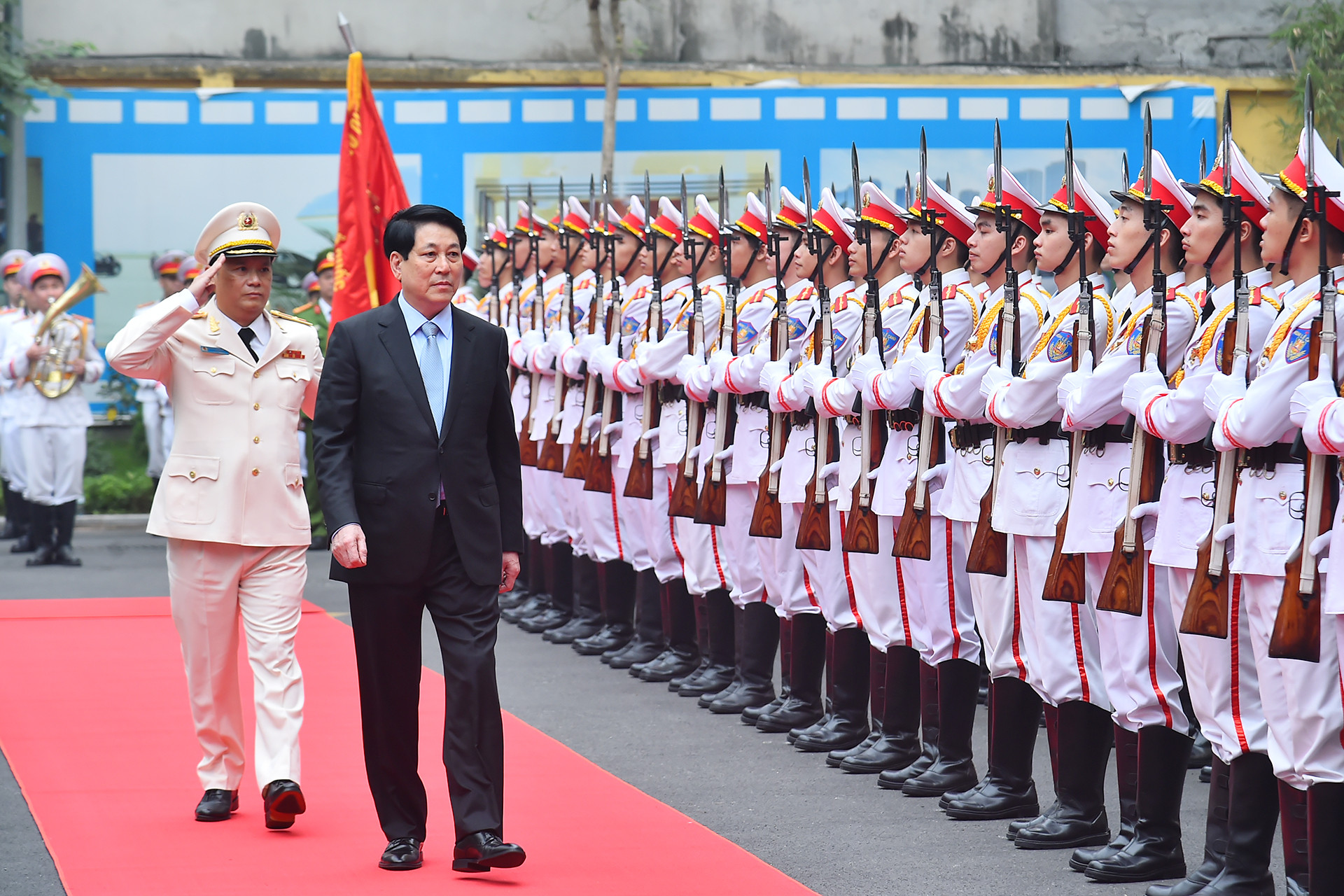 Chủ tịch nước Lương Cường duyệt Đội danh dự tại buổi lễ.