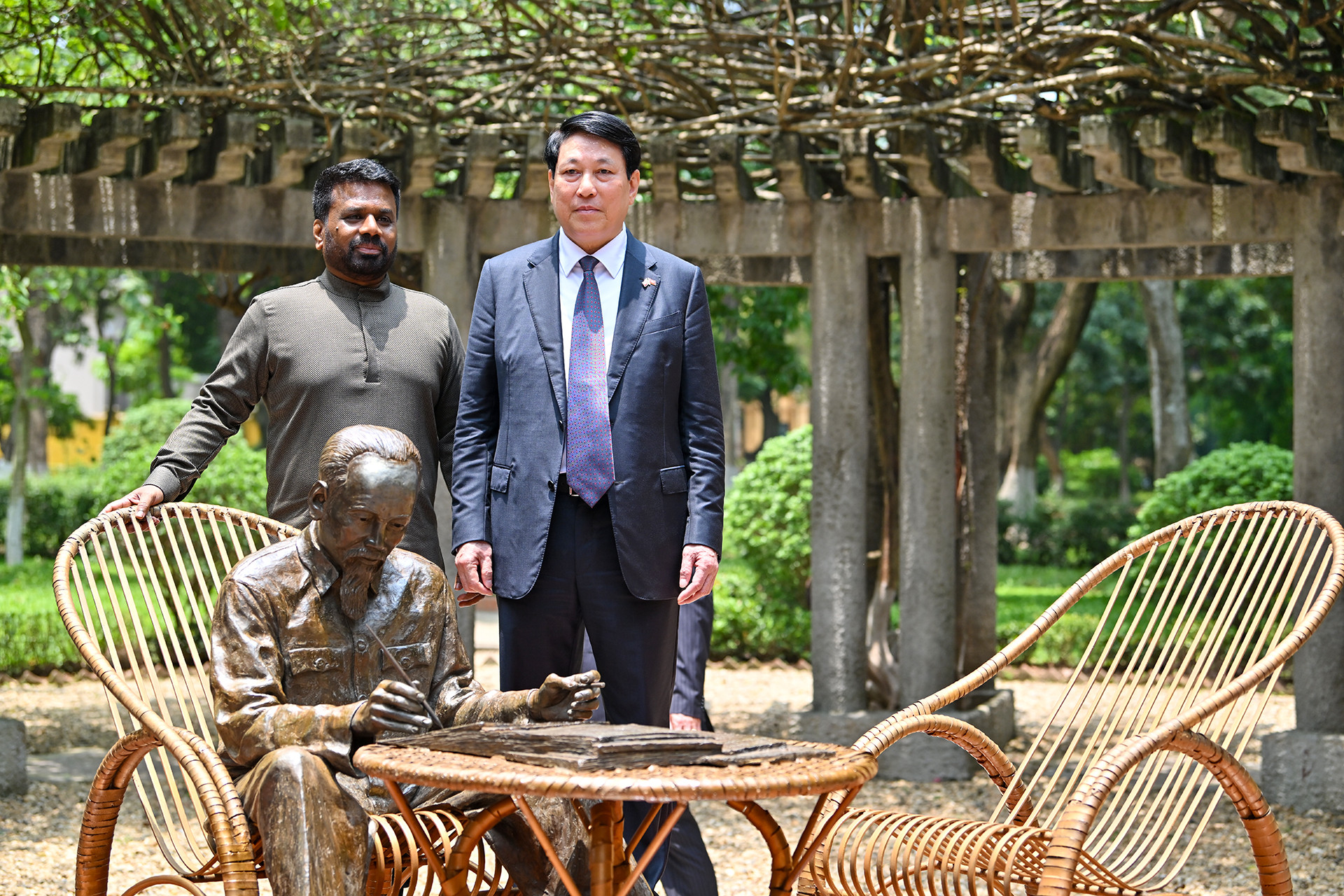 [Ảnh] Chủ tịch nước Lương Cường và Tổng thống Sri Lanka Anura Kumara Dissanayaka thăm Khu di tích Chủ tịch Hồ Chí Minh ảnh 2