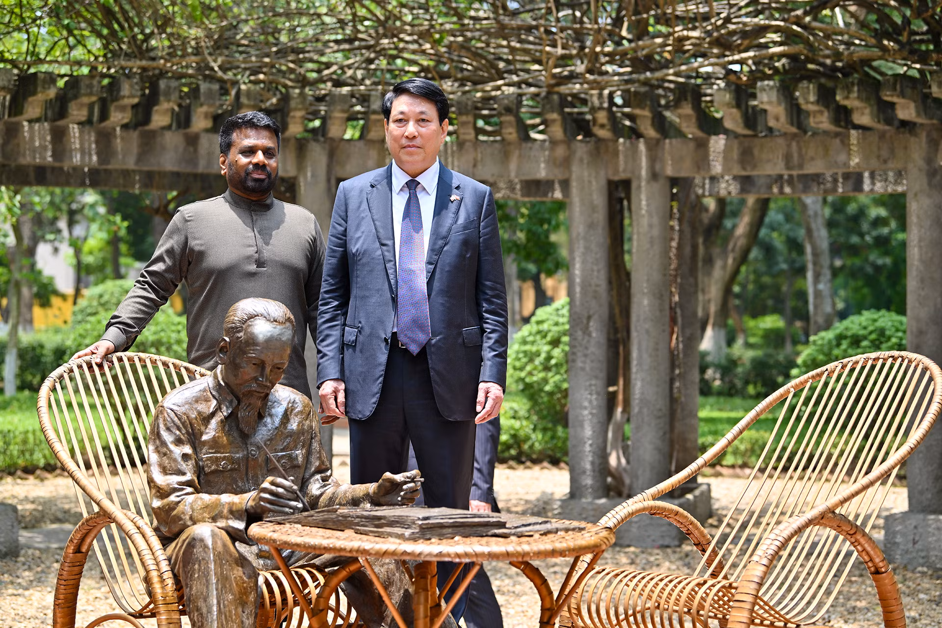 [Ảnh] Chủ tịch nước Lương Cường và Tổng thống Sri Lanka Anura Kumara Dissanayaka thăm Khu di tích Chủ tịch Hồ Chí Minh ảnh 2