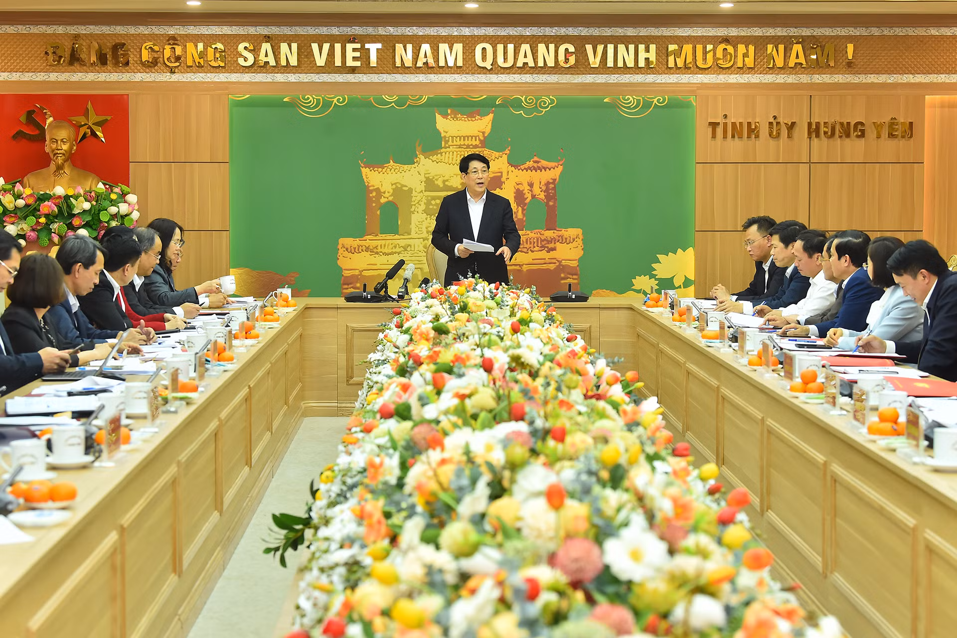 Quang cảnh Hội nghị thông qua dự thảo Báo cáo của Đoàn kiểm tra của Bộ Chính trị, Ban Bí thư năm 2025 đối với Ban Thường vụ Tỉnh ủy Hưng Yên.
