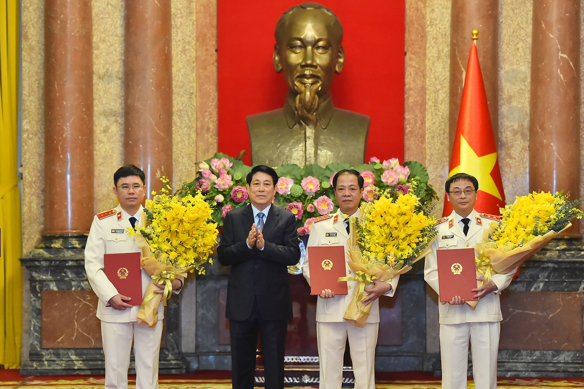 Chủ tịch nước Lương Cường trao quyết định cho các đồng chí được bổ nhiệm tại buổi lễ.