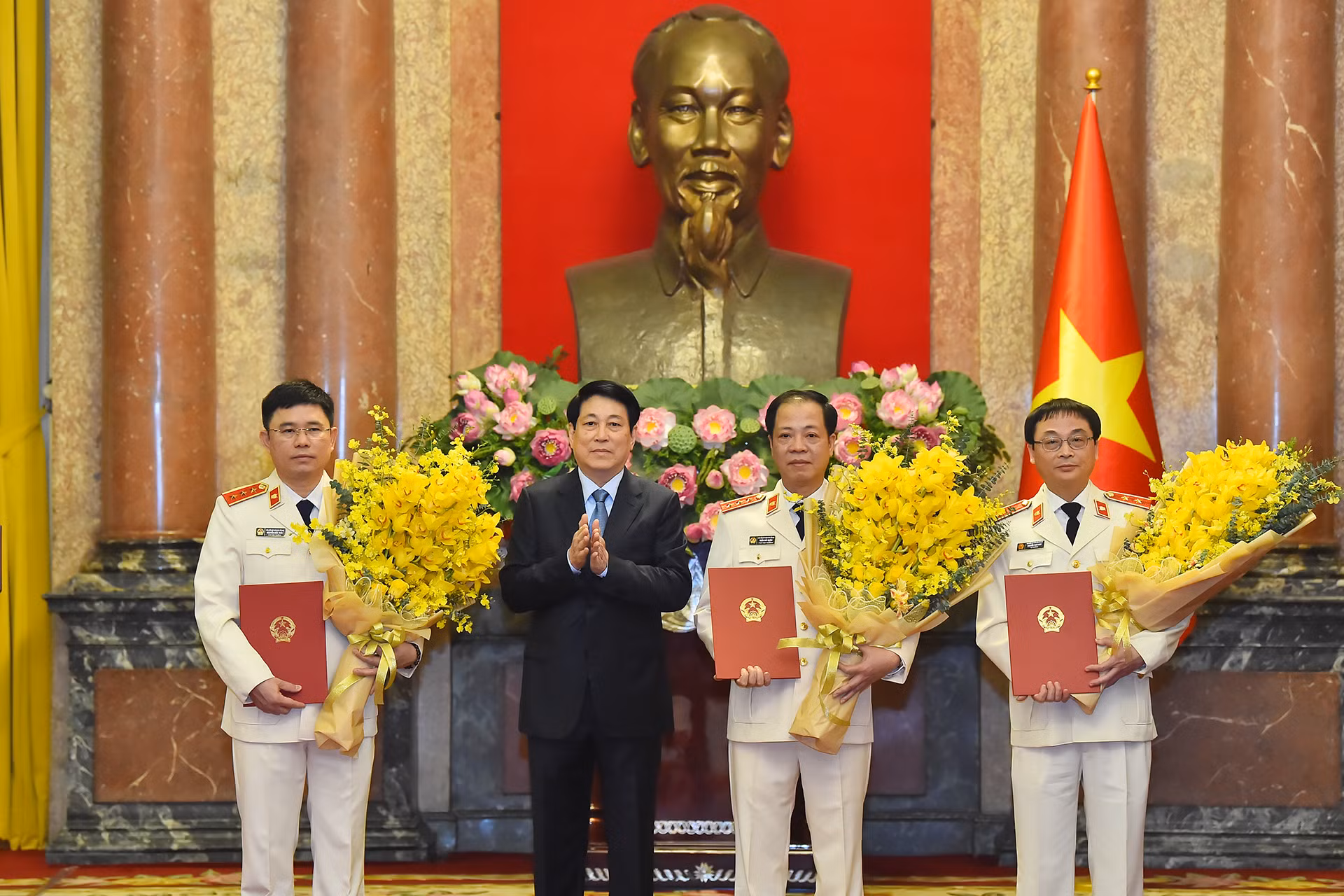 Chủ tịch nước Lương Cường trao quyết định cho các đồng chí được bổ nhiệm tại buổi lễ.