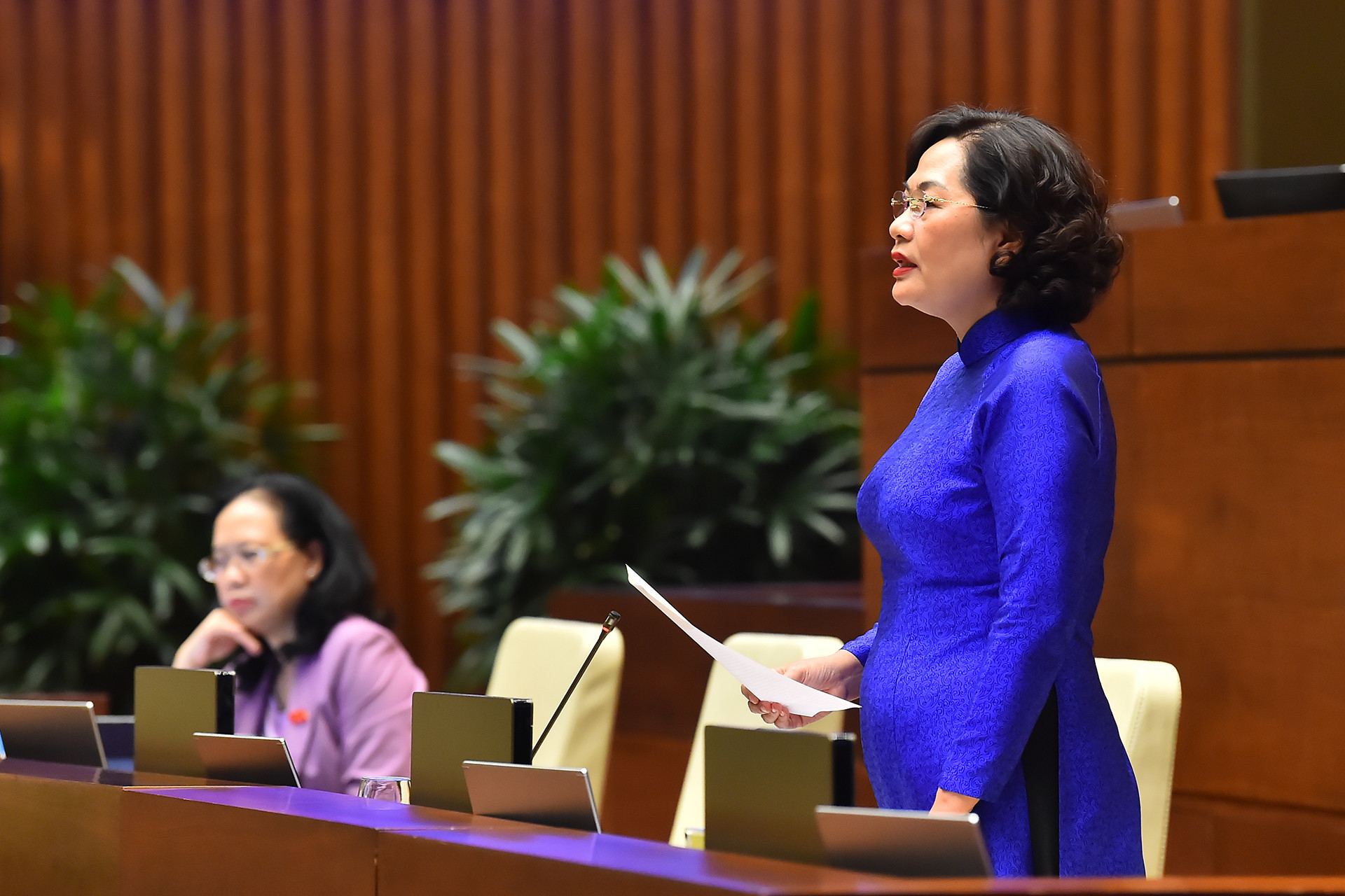 Thống đốc Ngân hàng Nhà nước Việt Nam Nguyễn Thị Hồng trả lời câu hỏi chất vấn của các đại biểu Quốc hội về việc điều hành chính sách tiền tệ nhằm kiểm soát lạm phát trong bối cảnh tình hình kinh tế thế giới nhiều biến động; Công tác quản lý nhà nước về thị trường vàng, thị trường ngoại hối; Công tác hỗ trợ vay vốn và miễn, giảm lãi suất cho người dân, doanh nghiệp để phục hồi sản xuất, kinh doanh sau dịch Covid-19 và thiên tai.