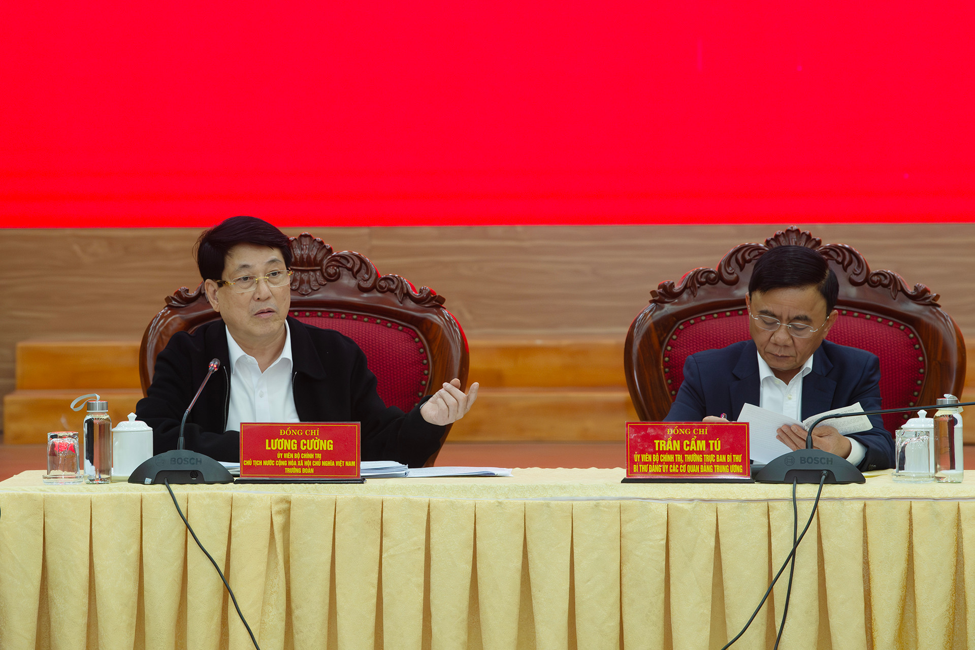 Chủ tịch nước Lương Cường và Thường trực Ban Bí thư, Bí thư Đảng ủy các cơ quan Đảng Trung ương Trần Cẩm Tú chủ trì hội nghị.