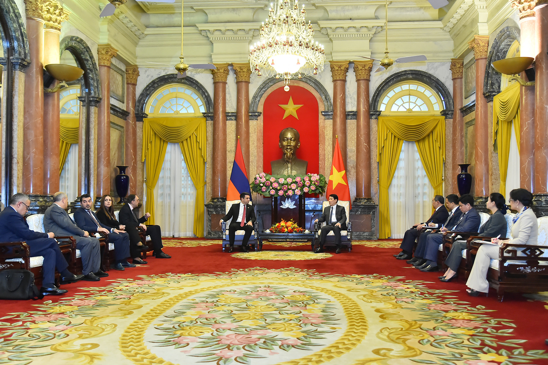 Quang cảnh buổi tiếp Chủ tịch Quốc hội Cộng hòa Armenia Alen Simonyan của Chủ tịch nước Lương Cường tại Phủ Chủ tịch chiều 20/11.