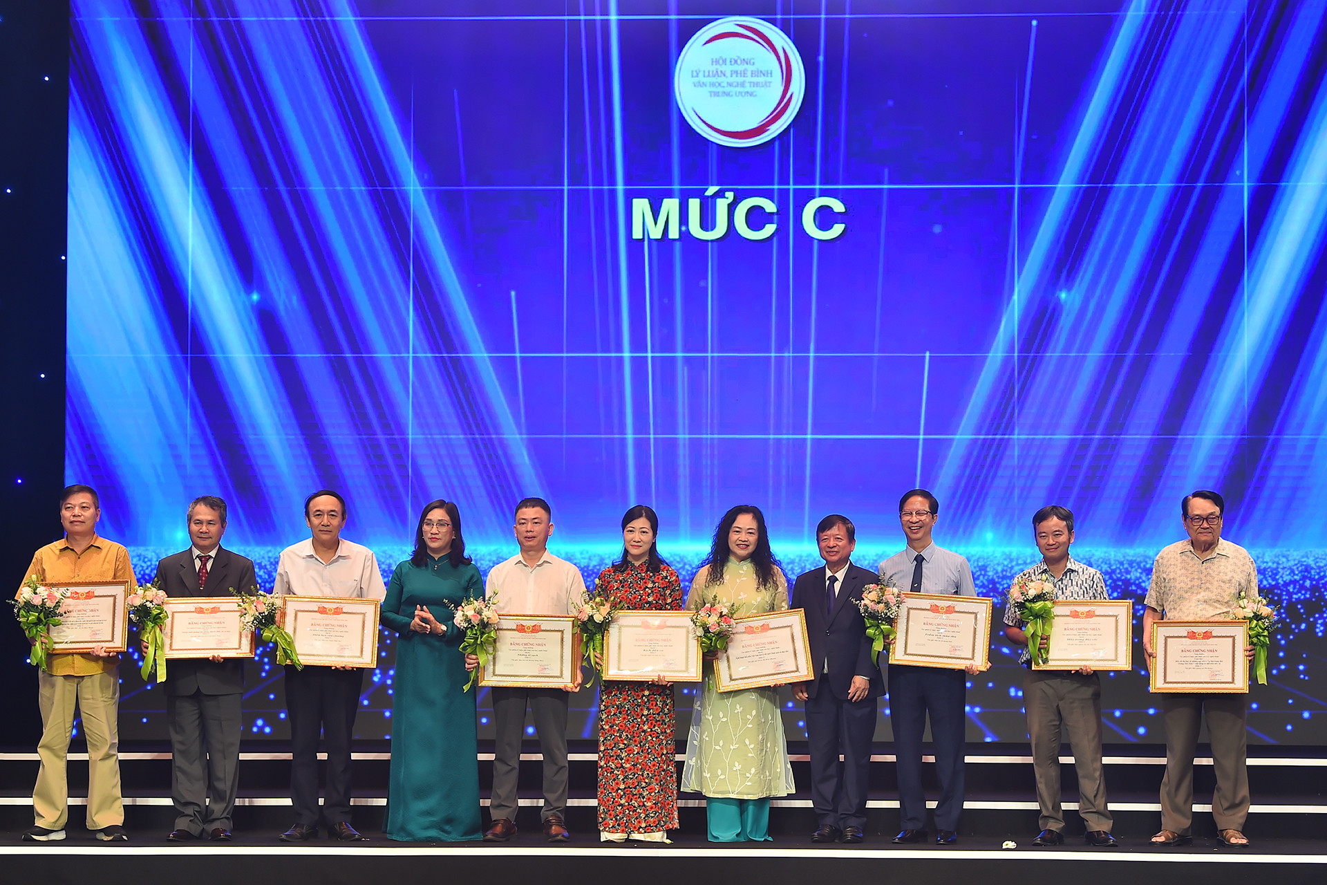 Phó Giáo sư, Tiến sĩ Đinh Thị Mai, Phó Trưởng ban Tuyên giáo Trung ương và nhạc sĩ Đỗ Hồng Quân, Chủ tịch Ủy ban Liên hiệp các hội Văn học nghệ thuật Việt Nam trao thưởng cho các tác phẩm mức C.