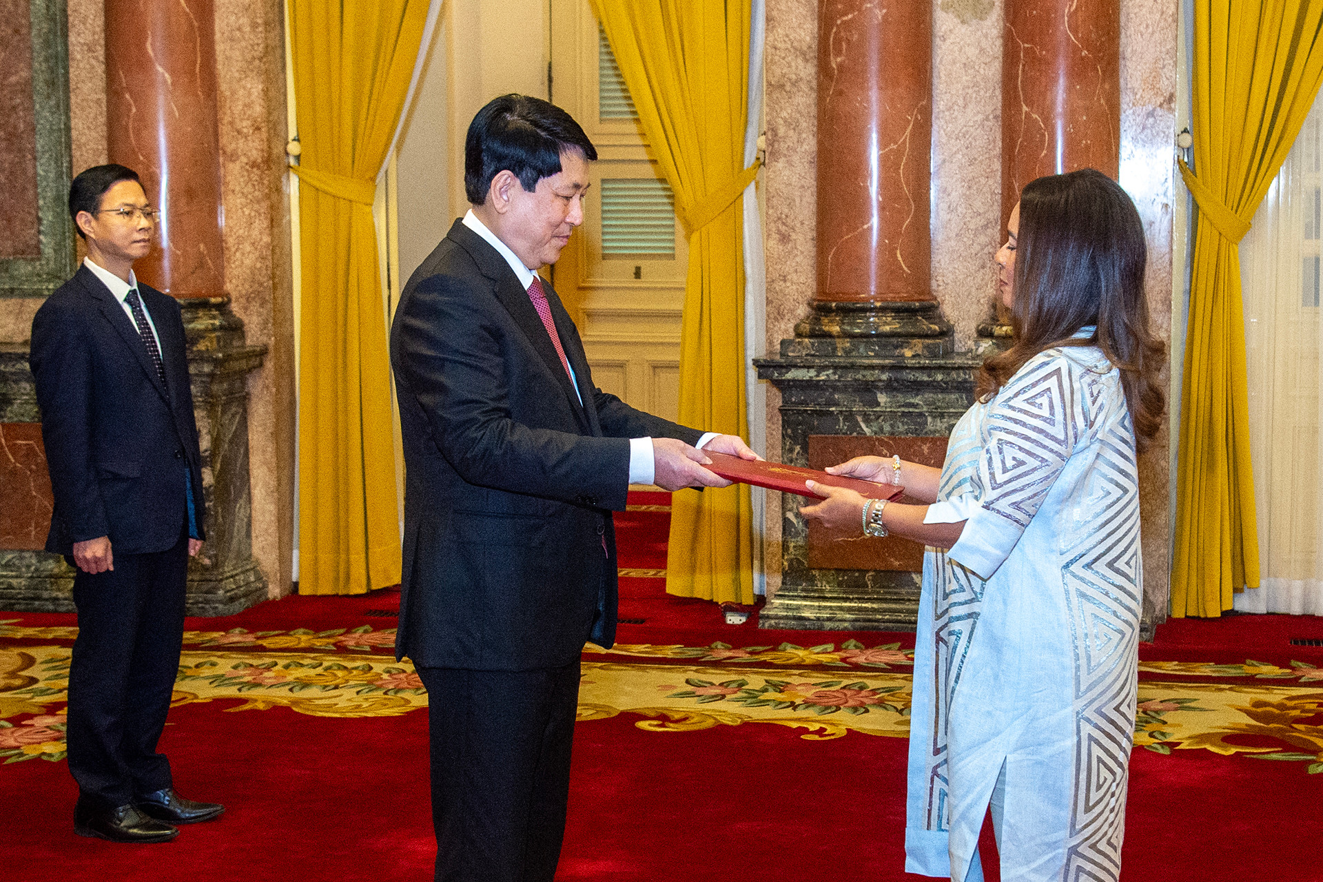 Chủ tịch nước Lương Cường nhận Quốc thư từ Đại sứ Cộng hòa Panama Nubiela Yanarith Ayala Modes. Chủ tịch nước Lương Cường nhận Quốc thư từ Đại sứ Cộng hòa Panama Nubiela Yanarith Ayala Modes.