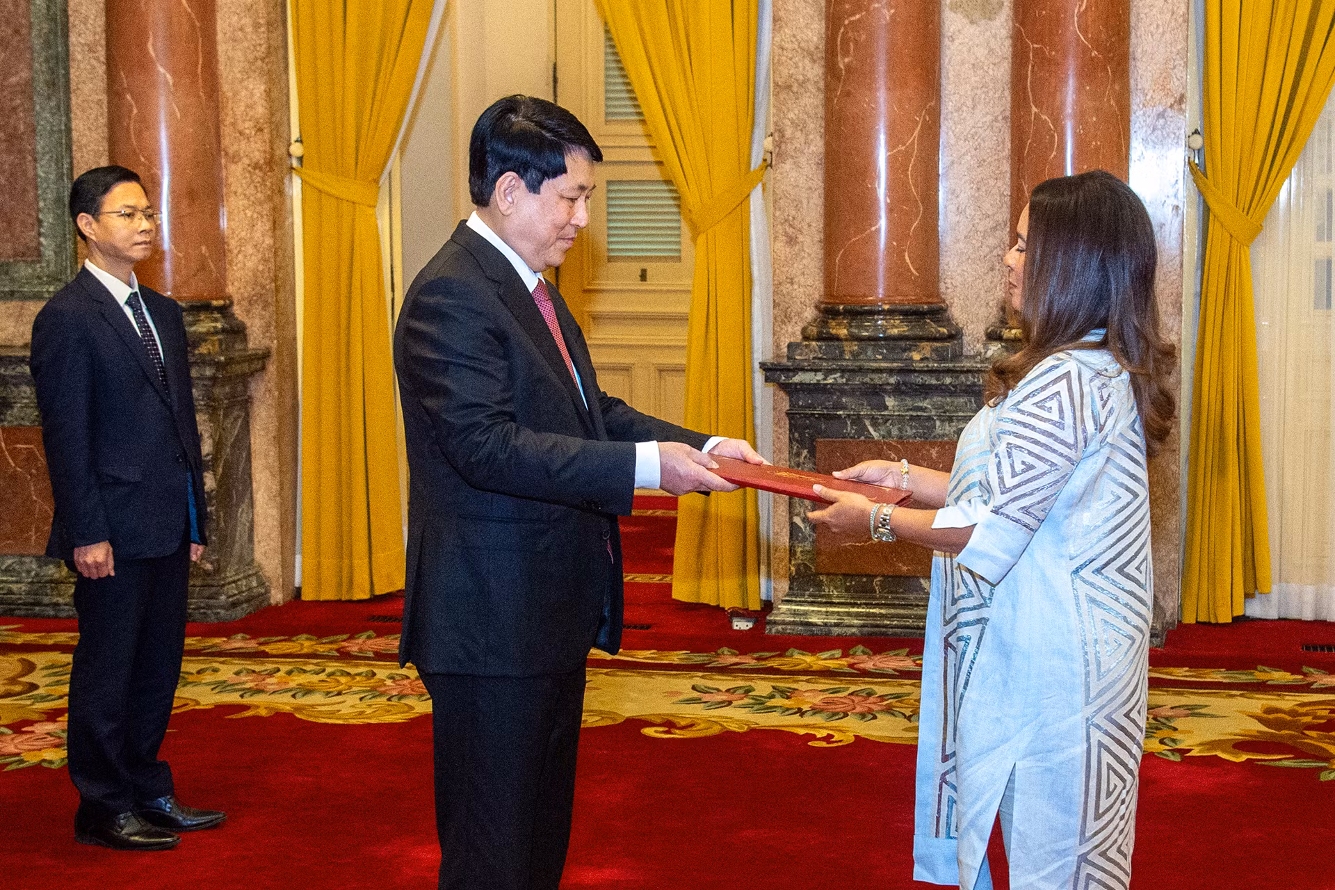 Chủ tịch nước Lương Cường nhận Quốc thư từ Đại sứ Cộng hòa Panama Nubiela Yanarith Ayala Modes. Chủ tịch nước Lương Cường nhận Quốc thư từ Đại sứ Cộng hòa Panama Nubiela Yanarith Ayala Modes.