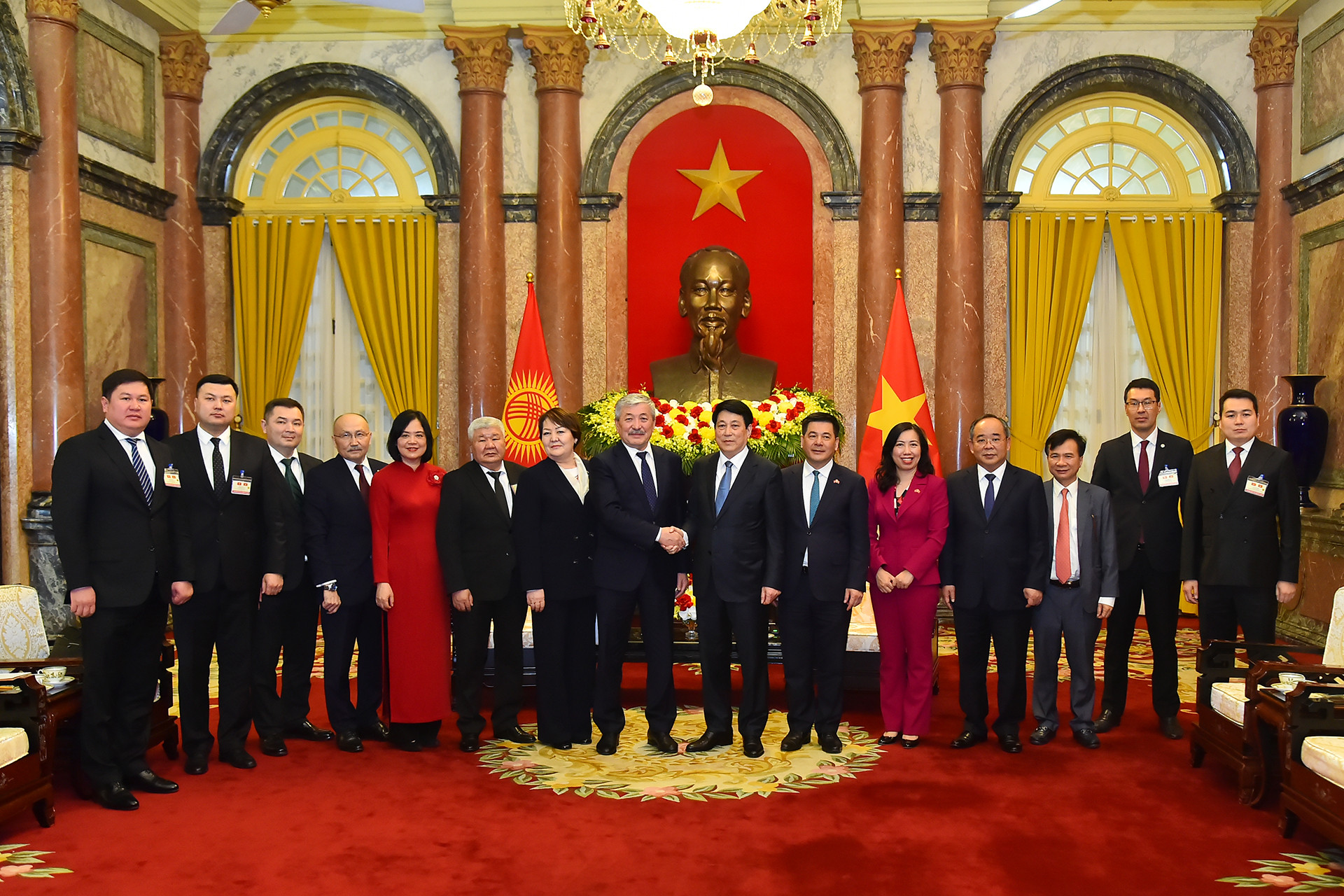 Chủ tịch nước Lương Cường, Thủ tướng Cộng hòa Kyrgyzstan Adylbek Kasymaliev cùng các đại biểu tại buổi tiếp.